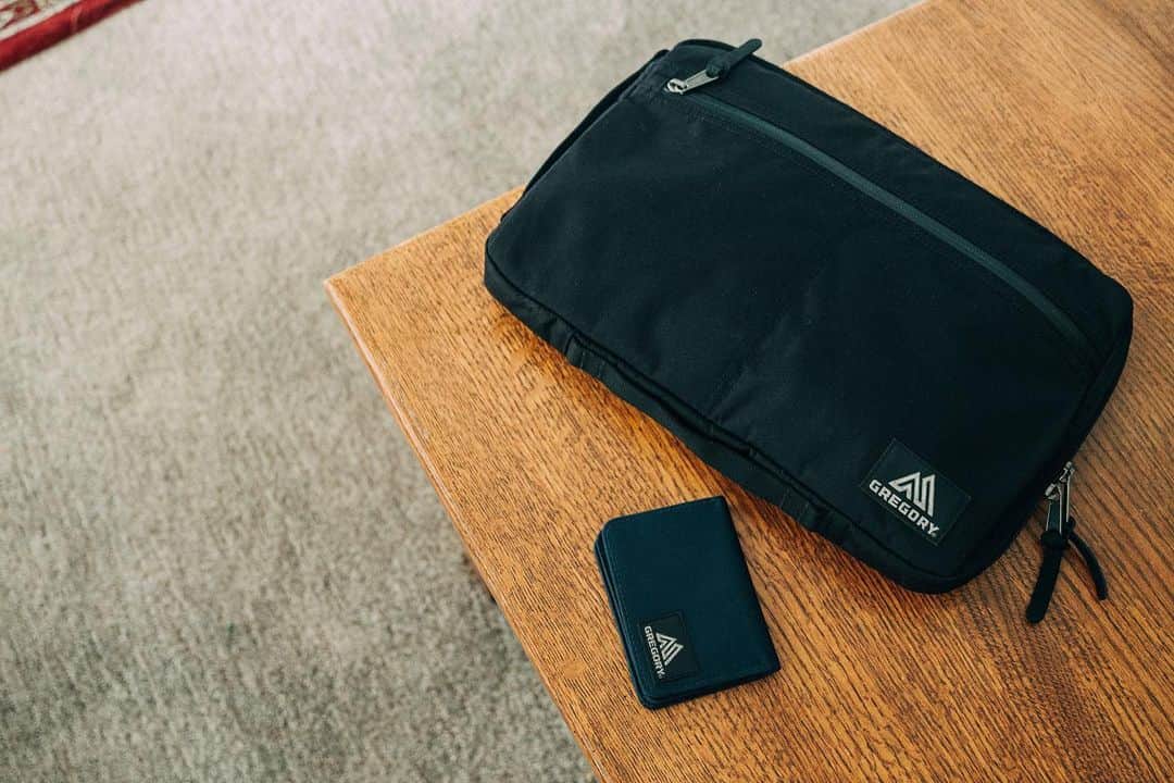 GREGORYのインスタグラム：「ラップトップやタブレットを収納するのにちょうどいいクラッチバッグ。オーガナイザー付きフロントポケットはスマートフォンやケーブルなどの収納に便利。﻿ ﻿ #グレゴリー﻿ #カバートクラッチ」
