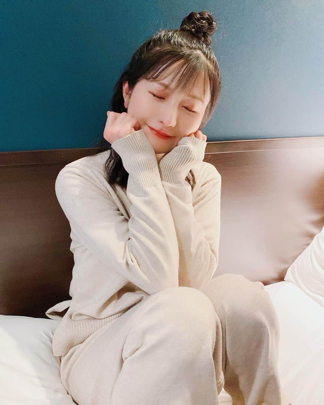 谷川愛梨のインスタグラム：「おだんご〜🍡  セットアップって可愛いし 楽ちんだからよく選びがち😊🍑  コードIRA76DOWLを使うと お安くお買い物できるみたいなので 皆様に共有しちゃいます♡」