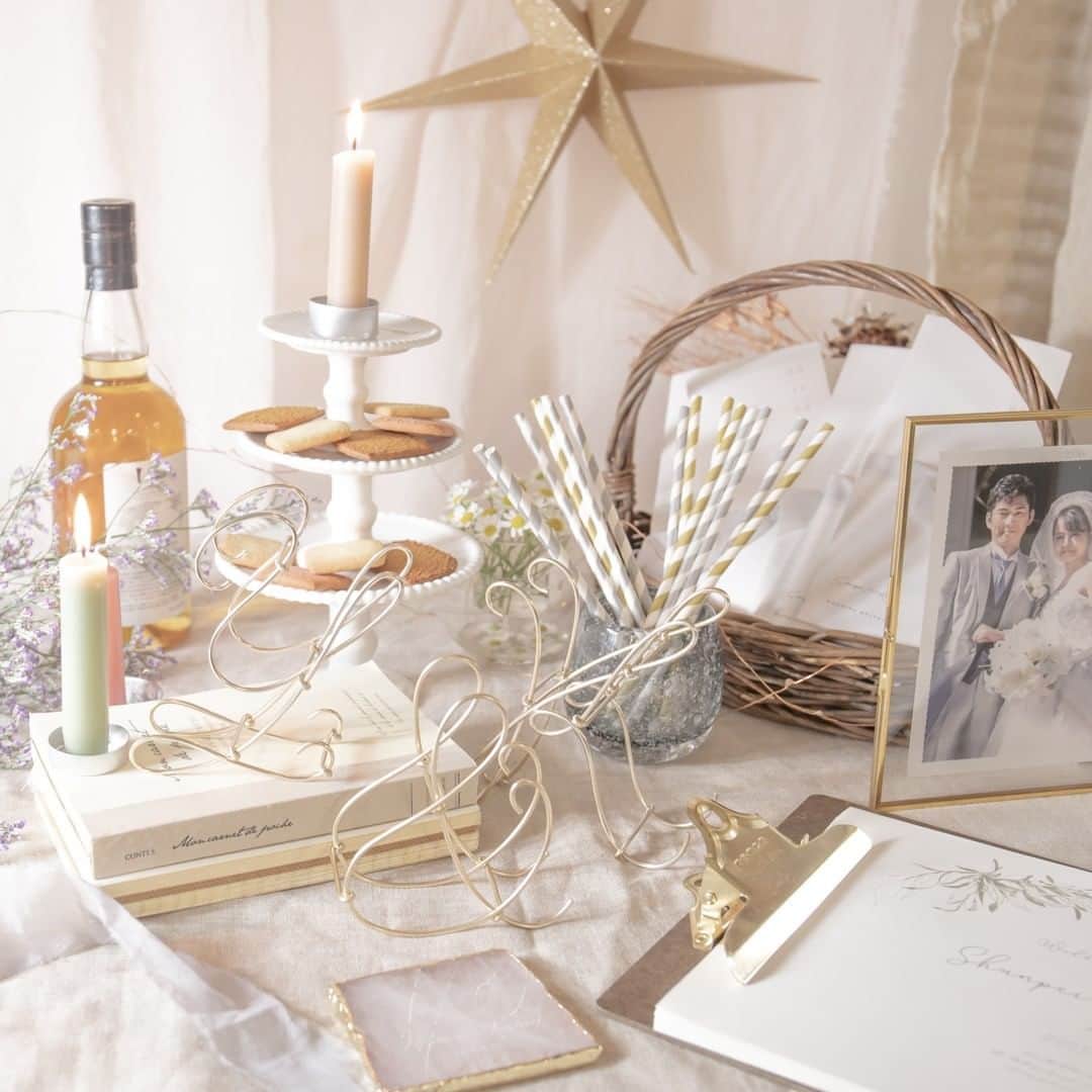 プレ花嫁♡結婚式招待状・席次表専門サイト『ファヴォリ』公式さんのインスタグラム写真 - (プレ花嫁♡結婚式招待状・席次表専門サイト『ファヴォリ』公式Instagram)「Favori DIYより人気アイテムのご紹介💍 ⭐イニシャルオブジェ⭐  くるっとしたシャンパンゴールドワイヤーの 曲線でつくられる とびきりキュート🙈なふたりのイニシャル💕 光があたると輝きが増し、 ウェルカムスペースにも受付スペースにも🌠 どこに置いても注目の撮影ポイント間違いなしの 立体感あるオブジェです💎✨  このイニシャルオブジェは、 ワイヤーアーティストの西窪仁美さんデザイン🔠✨ @wirecraft_reine_no_mori （Reineの森🧶） アルファベットひとつひとつのプロポーションを Favoriと一緒に共同開発していただきながら 生み出されたオリジナル商品なんです🏵  結婚式が終わった後も インテリアとして飾ってかわいさばっちり😍 プレゼントにもぴったりなアイテムです🎁✨  単品専用⇢税抜 2,455円 3個セット⇢税抜 7,000円  Favori DIYのサイトでぜひ おふたりのイニシャル👩‍❤️‍👨を ぜひ見つけてみてください💕💕  #favori_wedding #ファヴォリクラウド #イニシャルオブジェ #ワイヤーアート #ウェルカムスペース #ウェルカムスペースアイテム #ブライダルペーパーアイテム #受付スペース #結婚式diy #ブライダルペーパーアイテム #ウェディング準備 #2020秋婚 #2020冬婚 #2021春婚 #2021夏婚 #2021秋婚 #2021冬婚 #結婚式延期 #結婚式決行 #プレ花嫁 #marry花嫁 #tg花嫁 #卒花嫁 #大阪花嫁 #関西花嫁 #日本のプレ花嫁さんと繋がりたい #favoridiy」1月14日 18時00分 - favori_wedding