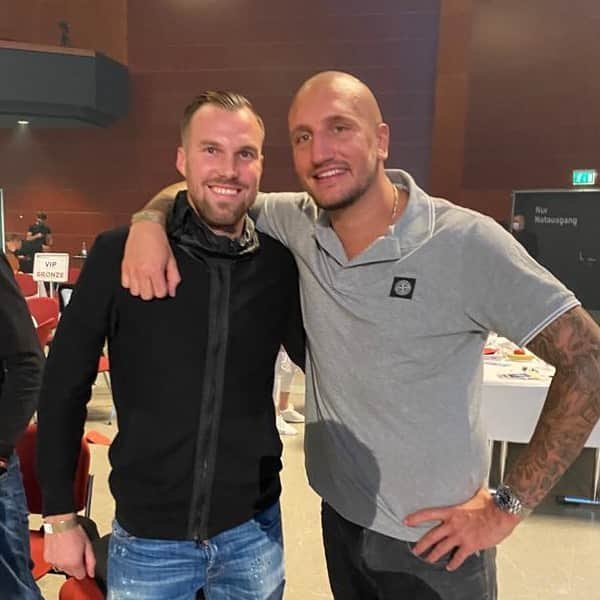 ケヴィン・グロスクロイツのインスタグラム：「#oldbutgold #freundschaft #aufjetzt #dortmund #immerweiter #mma #frankfurt #fische #isso」