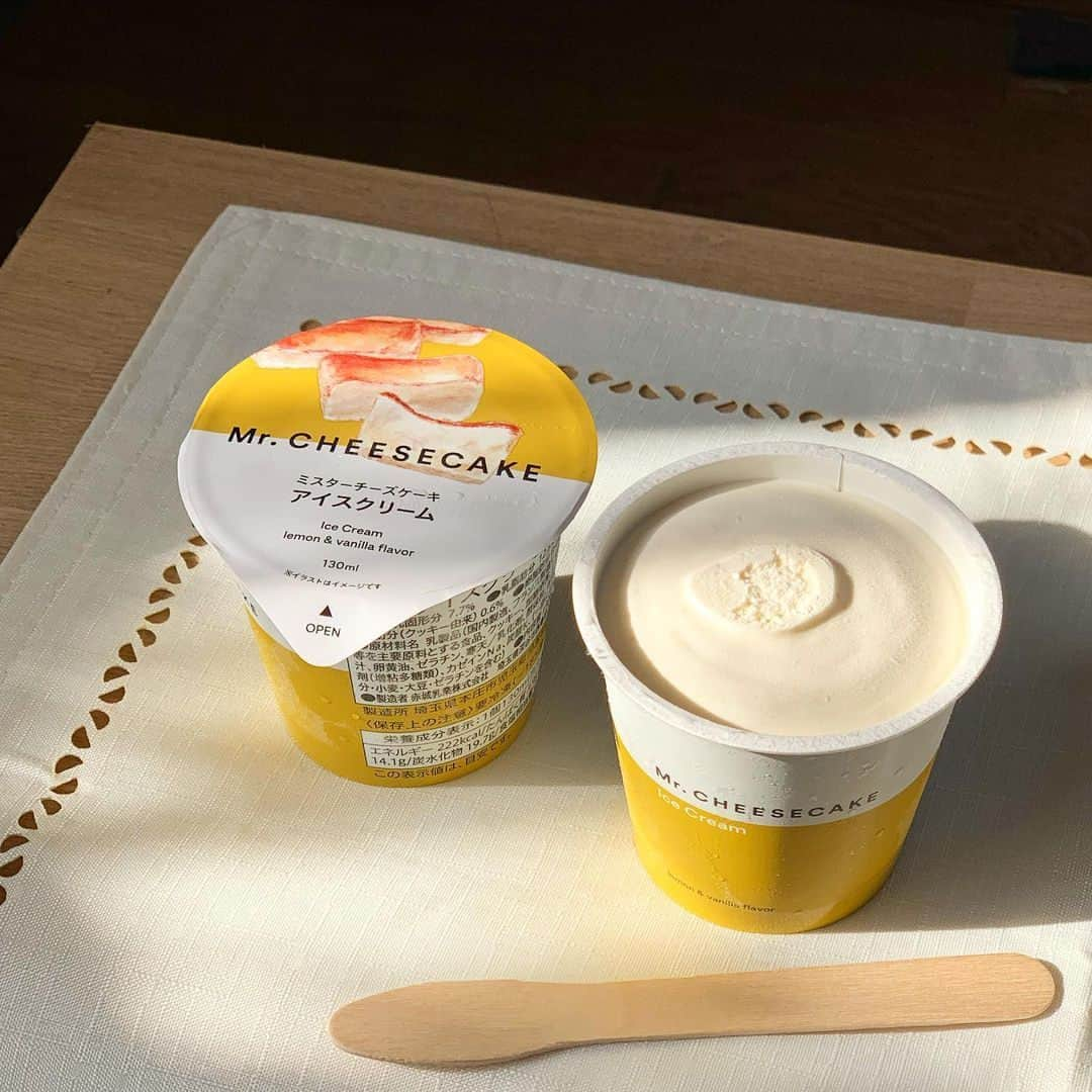 MERYさんのインスタグラム写真 - (MERYInstagram)「.⁣ 『セブン-イレブン』と『Mr. CHEESECAKE』のコラボアイスが絶賛大人気中なんです🍦⁣ .⁣ お取り寄せできるチーズケーキが有名な『Mr. CHEESECAKE』と『セブン－イレブン @seven_eleven_japan 』がコラボして、2種類のアイスが発売されました！どちらもチーズベースのテイストになっているんだそう。勉強や仕事をがんばったご褒美に、是非冬のアイスを堪能してみては？💛⁣ .⁣ 【 information 】⁣ 右：ミスターチーズケーキ アイスクリーム（270円＋税）⁣ 左：ワッフルコーン ミスターチーズケーキ カカオラズベリー（288円＋税）⁣ .⁣ MERYでは他にも「かわいい」に近づくさまざまな情報を発信しています。⁣ @mery.beauty コスメ・美容に特化した情報をお届け♡⁣ @mery_spot 話題のカフェやお出かけスポットをご紹介！⁣ こちらもぜひチェックしてみてください！⁣ .⁣ .⁣ photo by @luxurys_mallisa @rana_ktnm⁣ .⁣ #MERY #regram #homecafe #seveneleven #mrcheesecake #카페 #홈카페 #카페스타그램 #먹스타그램 #おうちカフェ #おうちスイーツ #おうち時間 #コンビニスイーツ #ミスターチーズケーキ #セブンイレブン #セブンイレブンスイーツ #コンビニアイス #コンビニデザート #コンビニスイーツ部 #セブンイレブン新商品 #期間限定スイーツ #ご褒美スイーツ #チーズケーキ専門店 #甘党 #甘党女子 #スイーツ好きな人と繋がりたい #お洒落 #お洒落さんと繋がりたい #MERY女子 #メリー」1月14日 18時00分 - mery.jp