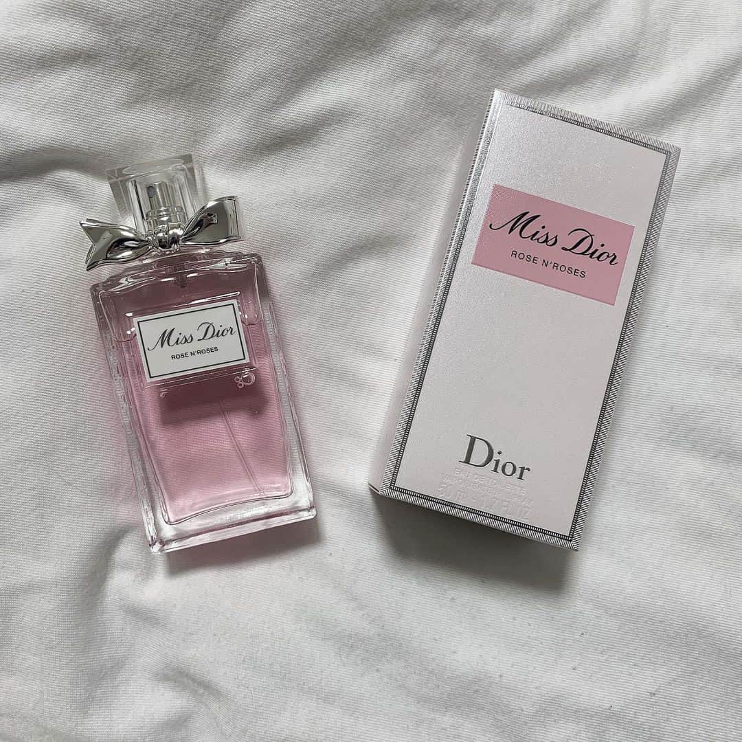 RiLiさんのインスタグラム写真 - (RiLiInstagram)「【Miss Dior ROSE&ROSES】で大人の女性に🌹⁣ ......⁣ Miss Diorから新たな香り【Miss Dior ROSE&ROSES】が誕生🥂シュッとひと吹きするだけで、バラの花束を抱えているかのような気分になれるんだって😌🌹⁣ 清潔感があるみずみずしい香りでどんな場所にもピッタリ🎶特にデートの時など、女性らしさを出したい時には時にはおすすめだよ👫⁣ ちょっと背伸びして大人っぽくなりたい子はぜひ、ディオールの香水を試してみてね💓⁣ ❣❣❣❣❣⁣ サイトやSNSで掲載させていただくお写真募集中😘📸⁣ かわいいコーデやアイテム、注目スポットなどが撮れたら、ハッシュタグ→#rili_tokyo  を付けて投稿❗⁣ ．⁣ Special Thanks💋 Photo by⁣ @akn916⁣ @anfye__kankan⁣ @kozue_hayasaka⁣ @sugav_7⁣ @i_am_harunii⁣ .⁣ #MissDiorROSEandROSES #MissDior #ROSEandROSES #ミスディオール #ディオール #香水 #香り #大人っぽアイテム #rili_tokyo #おしゃれさんと繋がりたい #お洒落さんと繋がりたい #ファッション #패션스타그램 #ootd #outfit」1月14日 18時00分 - rili.tokyo