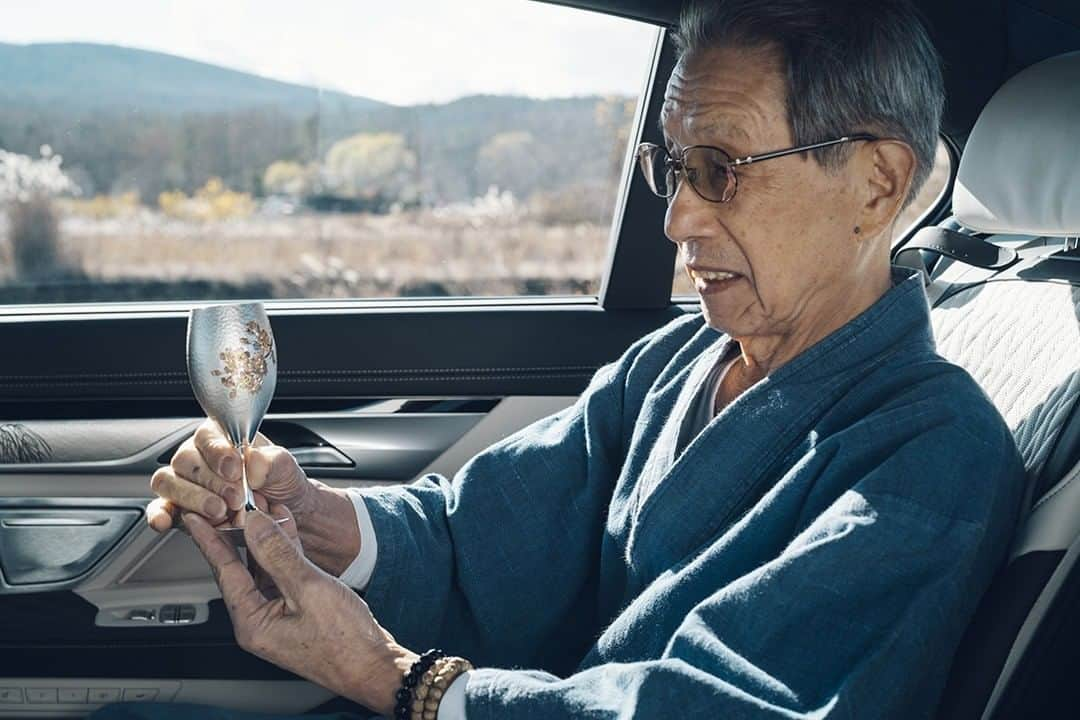 BMW Japanさんのインスタグラム写真 - (BMW JapanInstagram)「煌めきが紡ぎ出す物語。THE 7 PURE METAL EDITION。  鍛金の人間国宝である奥山峰石氏により、このモデルのために創られた特別な銀板のトリム。そこに描かれたのは、葉の落ちた冬の枝垂れ桜の見事な枝ぶりでした。そしてオーナーへの特別なギフトとして用意された純銀のワイン・カップには、可憐な薄紅色の桜の花が咲き誇ります。  厳しい冬から、美しい春へ。BMWというキャンバスのなかで紡がれる生命の物語。その眩い煌めきは、このモデルとともに過ごす人の心に、至高のラグジュアリーを届けるのです。  THE 7 PURE METAL EDITIONのストーリーは、BMWの情報サイト「BMW.com Japan」でご覧いただけます。  【展示情報】 1月17日(日)まで Tomei-Yokohama BMW 調布支店 1月23日(土)～24(日) Kyoto BMW 本社 にて実車を展示いたします。  #BMWLuxury #THE7 #BMW #BMWJapan #駆けぬける歓び」1月14日 18時00分 - bmwjapan