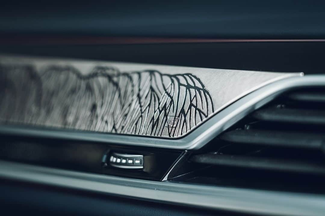 BMW Japanさんのインスタグラム写真 - (BMW JapanInstagram)「煌めきが紡ぎ出す物語。THE 7 PURE METAL EDITION。  鍛金の人間国宝である奥山峰石氏により、このモデルのために創られた特別な銀板のトリム。そこに描かれたのは、葉の落ちた冬の枝垂れ桜の見事な枝ぶりでした。そしてオーナーへの特別なギフトとして用意された純銀のワイン・カップには、可憐な薄紅色の桜の花が咲き誇ります。  厳しい冬から、美しい春へ。BMWというキャンバスのなかで紡がれる生命の物語。その眩い煌めきは、このモデルとともに過ごす人の心に、至高のラグジュアリーを届けるのです。  THE 7 PURE METAL EDITIONのストーリーは、BMWの情報サイト「BMW.com Japan」でご覧いただけます。  【展示情報】 1月17日(日)まで Tomei-Yokohama BMW 調布支店 1月23日(土)～24(日) Kyoto BMW 本社 にて実車を展示いたします。  #BMWLuxury #THE7 #BMW #BMWJapan #駆けぬける歓び」1月14日 18時00分 - bmwjapan