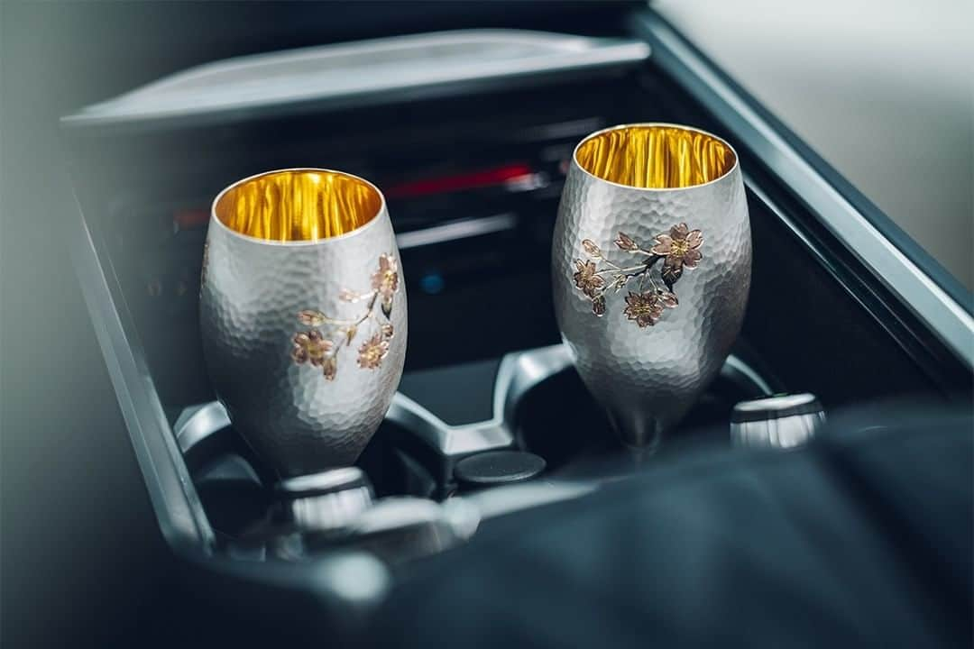 BMW Japanさんのインスタグラム写真 - (BMW JapanInstagram)「煌めきが紡ぎ出す物語。THE 7 PURE METAL EDITION。  鍛金の人間国宝である奥山峰石氏により、このモデルのために創られた特別な銀板のトリム。そこに描かれたのは、葉の落ちた冬の枝垂れ桜の見事な枝ぶりでした。そしてオーナーへの特別なギフトとして用意された純銀のワイン・カップには、可憐な薄紅色の桜の花が咲き誇ります。  厳しい冬から、美しい春へ。BMWというキャンバスのなかで紡がれる生命の物語。その眩い煌めきは、このモデルとともに過ごす人の心に、至高のラグジュアリーを届けるのです。  THE 7 PURE METAL EDITIONのストーリーは、BMWの情報サイト「BMW.com Japan」でご覧いただけます。  【展示情報】 1月17日(日)まで Tomei-Yokohama BMW 調布支店 1月23日(土)～24(日) Kyoto BMW 本社 にて実車を展示いたします。  #BMWLuxury #THE7 #BMW #BMWJapan #駆けぬける歓び」1月14日 18時00分 - bmwjapan