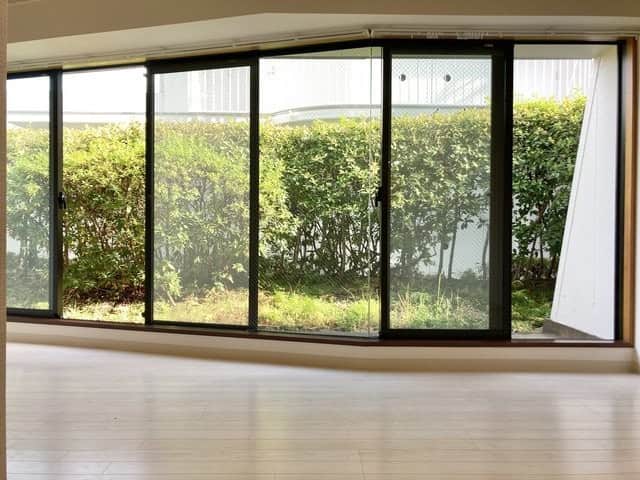 グッドルームさんのインスタグラム写真 - (グッドルームInstagram)「大きな窓がお出迎え！！  東京 #学芸大学 1LDK 39.28㎡  ▼グリーン・ビュー！  ----------------------  ＊2人入居可能です＊ ＊ペット相談可能です＊ ＊インターネット無料のお部屋です＊  広々とした1LDKのお部屋。  リビングと洋室がきちんと分かれているので、 メリハリのある生活が送れそうです。  ドアを開けると大きな窓がお出迎え。 目の前の緑が爽やかな印象をもたらします。 開放感たっぷりで気持ちいい～！  内装は落ち着きのあるナチュラルテイストで、 どんな家具にも合わせやすくなっています。  ピクチャーレールやライティングレールなど、 細かなところにもデザイン性を感じられますね。  水回りはすべて独立していて、 清潔感に溢れていますよ〜！  ・⁠ こちらの物件は実際に住めるお部屋です。詳細はストーリー、ハイライトにて！⁠ ・⁠ こだわりのお部屋探しは、@goodroom_jp から URLをチェック！⁣⁣⁣⁣⁣⁣⁣⁣⁣⠀⁣⠀⁠ ・⠀⁠ ※最新のお家賃につきましては、リンク先物件ページからご確認ください。⁠ ⁠・⁠ #tokyo #goodroom #interiordesign #decoration  #myhome #homedesign #interiordecor #urbanlife #apartment  #生活 #お部屋探し #日々の暮らし #引っ越し #賃貸 #丁寧な暮らし #暮らしを整える #お洒落な暮らし #理想の空間 #間取り図 #シンプルな暮らし #東京 #東京賃貸 #二人暮らし #2人暮らし #1LDK #1LDK賃貸 #ペット可 #大きな窓 #開放感のある家」1月14日 18時00分 - goodroom_jp