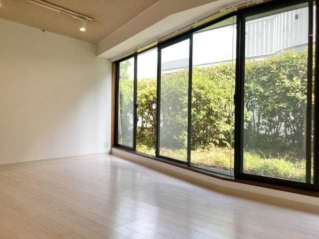 グッドルームさんのインスタグラム写真 - (グッドルームInstagram)「大きな窓がお出迎え！！  東京 #学芸大学 1LDK 39.28㎡  ▼グリーン・ビュー！  ----------------------  ＊2人入居可能です＊ ＊ペット相談可能です＊ ＊インターネット無料のお部屋です＊  広々とした1LDKのお部屋。  リビングと洋室がきちんと分かれているので、 メリハリのある生活が送れそうです。  ドアを開けると大きな窓がお出迎え。 目の前の緑が爽やかな印象をもたらします。 開放感たっぷりで気持ちいい～！  内装は落ち着きのあるナチュラルテイストで、 どんな家具にも合わせやすくなっています。  ピクチャーレールやライティングレールなど、 細かなところにもデザイン性を感じられますね。  水回りはすべて独立していて、 清潔感に溢れていますよ〜！  ・⁠ こちらの物件は実際に住めるお部屋です。詳細はストーリー、ハイライトにて！⁠ ・⁠ こだわりのお部屋探しは、@goodroom_jp から URLをチェック！⁣⁣⁣⁣⁣⁣⁣⁣⁣⠀⁣⠀⁠ ・⠀⁠ ※最新のお家賃につきましては、リンク先物件ページからご確認ください。⁠ ⁠・⁠ #tokyo #goodroom #interiordesign #decoration  #myhome #homedesign #interiordecor #urbanlife #apartment  #生活 #お部屋探し #日々の暮らし #引っ越し #賃貸 #丁寧な暮らし #暮らしを整える #お洒落な暮らし #理想の空間 #間取り図 #シンプルな暮らし #東京 #東京賃貸 #二人暮らし #2人暮らし #1LDK #1LDK賃貸 #ペット可 #大きな窓 #開放感のある家」1月14日 18時00分 - goodroom_jp