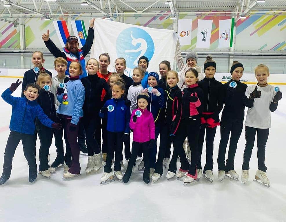 アレクセイ・ロゴノフのインスタグラム：「Успешное завершение зимней смены inSkate camp 2021 в Кировграде!  Спасибо спортсменам за усердную работу!💪 Тренерам @ankudiova_nadym и @evdokimova7166 за помощь на льду!⛸ @angazhement_ballet_ekb за качественный класс! @lidiafffffff за организацию процесса!📋 А родителям за доверие!🙏  СЛЕДИТЕ ЗА НОВОСТЯМИ!📣 В ближайшее время появится информация о летних сборах inSkate Camp 2021.  Увидимся на льду в Крыму! @inSkate_team  #inSkateCamp #Кировград #figureskating #figureskating #фигурноекатание #сборы #фигурноекатаниесборы #фигурноекатаниедети #фигуристка #фигуристы #сборынадому #мобильноеприложение #inSkate」