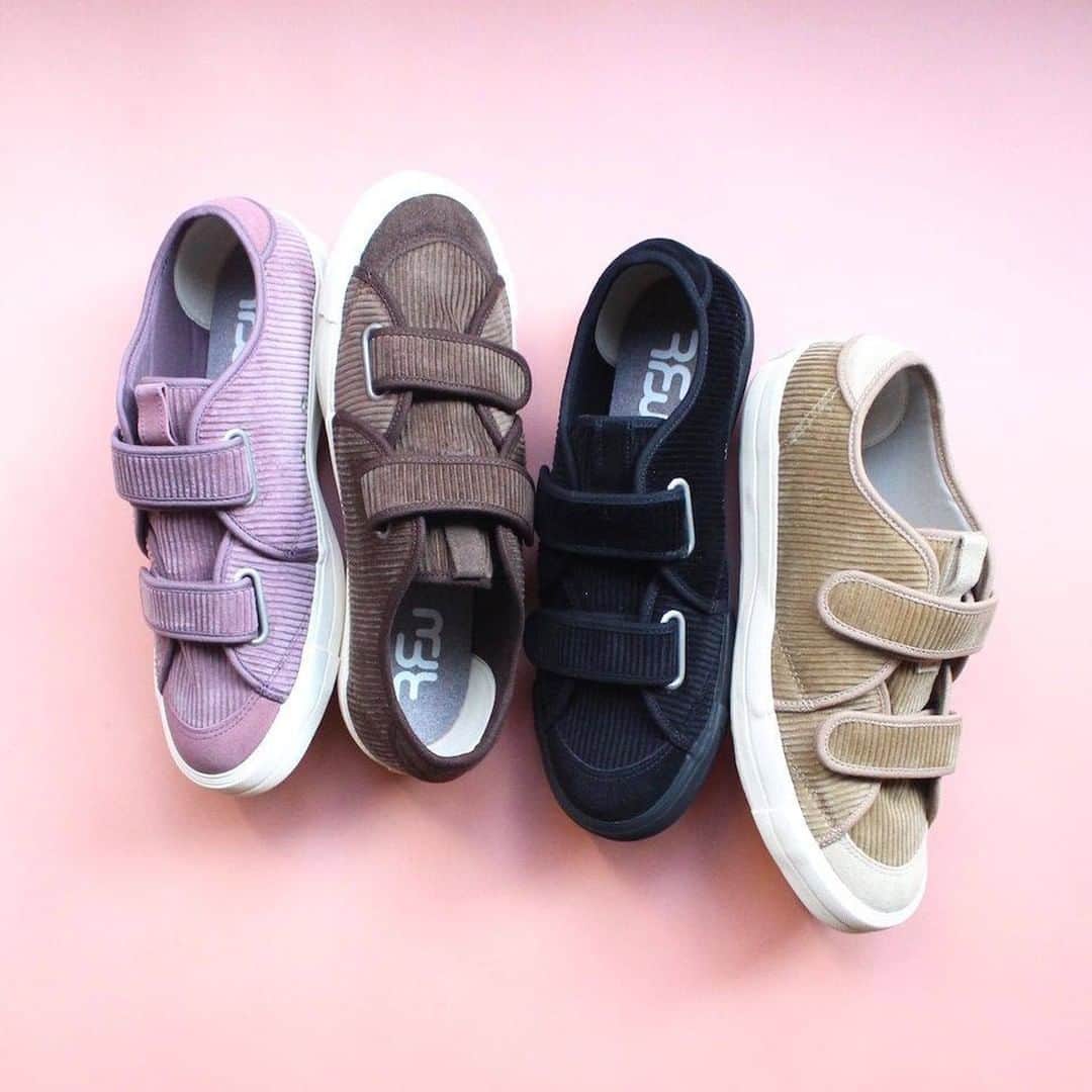 のインスタグラム：「【RFW PICK UP】  SANDWICH-LO STRAP CORD Black/Purple/Beige/DarkBrown  2020年秋冬新作コレクションから、 アッパーにコーデュロイを使用した SANDWICH STRAPが発売中！  今回使用したコール天素材(コーデュロイ)は、柔らかく、温かみのある風合いです。 凸凹感のある生地感も印象的です。  www.rfwtokyo.com  #rfw #rfwtokyo #rhythmfootwear #sneaker #sneakers #kicks #instashoes #instakicks #sneakerhead #sneakerheads #nicekicks #sneakerfreak #kickstagram #2020aw #autumn #winter #renewal #tokyo #rpm #rhythmprimarymarket #sandwich #strap #corduroy」