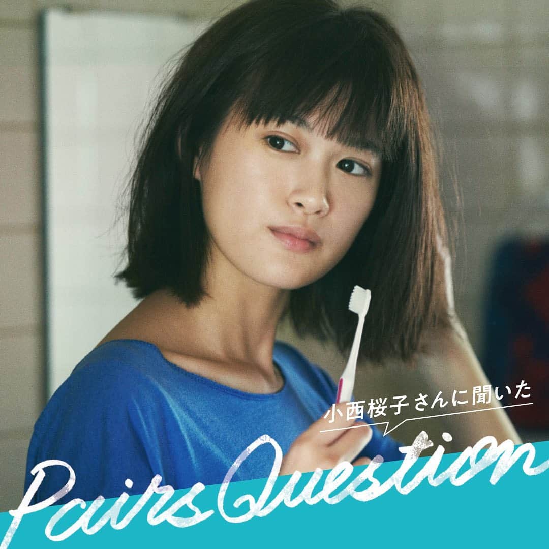 【公式】ペアーズ:恋愛マッチングサービスのインスタグラム：「【小西桜子さんに  #ペアーズQUESTION】  MOVIEにもご出演いただいた今をときめく6人に6つの質問！撮影のウラ話から、恋に関するお話まで、普段は知ることができない一面をのぞけるかも！今日は #恋は待つ派 を演じた小西桜子さんです。  スワイプしてお読みください👉  #マイペースにマイペアーズ #小西桜子 @sakurako_kns #pairs」