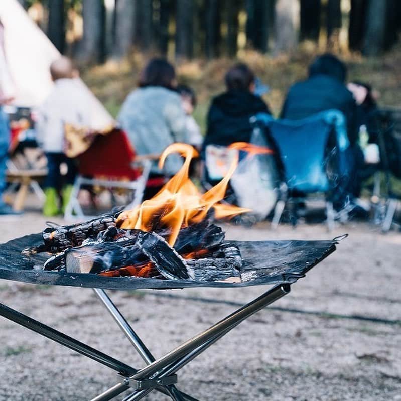 キャンプ情報サイト［ランタン］さんのインスタグラム写真 - (キャンプ情報サイト［ランタン］Instagram)「CAMP SMILE STYLE ／ グループキャンプの傍らでは、 いつも焚き火が揺れている ＼ いろんなキャンパーのキャンプスタイルを現地取材と一般キャンパーからの投稿で数多く掲載してます。 . . 詳しくは @lantern.camp webサイトをご覧ください . . #camp #camping #outdoor #travel #trip #lantern_smile #nature #キャンプ #キャンプ用品 #アウトドア #テント #自然 #旅行 #キャンプ初心者 #キャンプ好きな人と繋がりたい #キャンプスタイル #LANTERN #キャンプギア #ローベンス #robens #ローベンス_テント  #クロンダイク #焚き火 #焚き台 #ローチェア #冬キャンプ #グループキャンプ #かぶとの森テラス」1月14日 18時01分 - lantern.camp