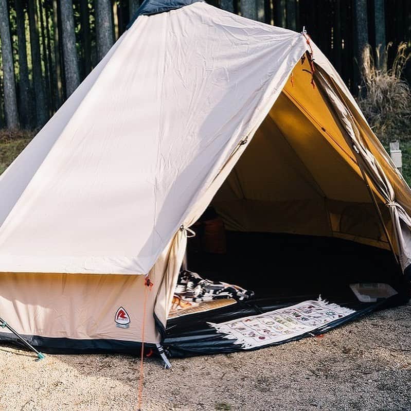キャンプ情報サイト［ランタン］さんのインスタグラム写真 - (キャンプ情報サイト［ランタン］Instagram)「CAMP SMILE STYLE ／ グループキャンプの傍らでは、 いつも焚き火が揺れている ＼ いろんなキャンパーのキャンプスタイルを現地取材と一般キャンパーからの投稿で数多く掲載してます。 . . 詳しくは @lantern.camp webサイトをご覧ください . . #camp #camping #outdoor #travel #trip #lantern_smile #nature #キャンプ #キャンプ用品 #アウトドア #テント #自然 #旅行 #キャンプ初心者 #キャンプ好きな人と繋がりたい #キャンプスタイル #LANTERN #キャンプギア #ローベンス #robens #ローベンス_テント  #クロンダイク #焚き火 #焚き台 #ローチェア #冬キャンプ #グループキャンプ #かぶとの森テラス」1月14日 18時01分 - lantern.camp