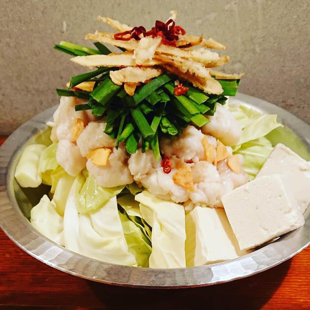 野菜巻き串ともつ鍋 おくおのインスタグラム：「こんばんは！おくお天満店です！ イートインは全店休業中ですが、天満店のデリバリーはバリバリ動いております🌟（╹◡╹） 昼間は暖かかったですが、この時間になるとグンっと冷え込みますね🥶 そんな夜はもつ鍋やスパイシーなカレーで温まりませんかっ！！ もつ鍋はぷりっぷりな黒毛和牛🐂もつがたっぷり！ カレーは柔らか〜く煮込んだ牛タンがゴロゴロ！🤗 是非一度ご賞味ください！ UberEats、出前館、DiDiFoodにてご注文いただけます！！ ご注文お待ちしております☀️  #おくお天満店 #もつ鍋 #カレー #牛タン #デリバリー」