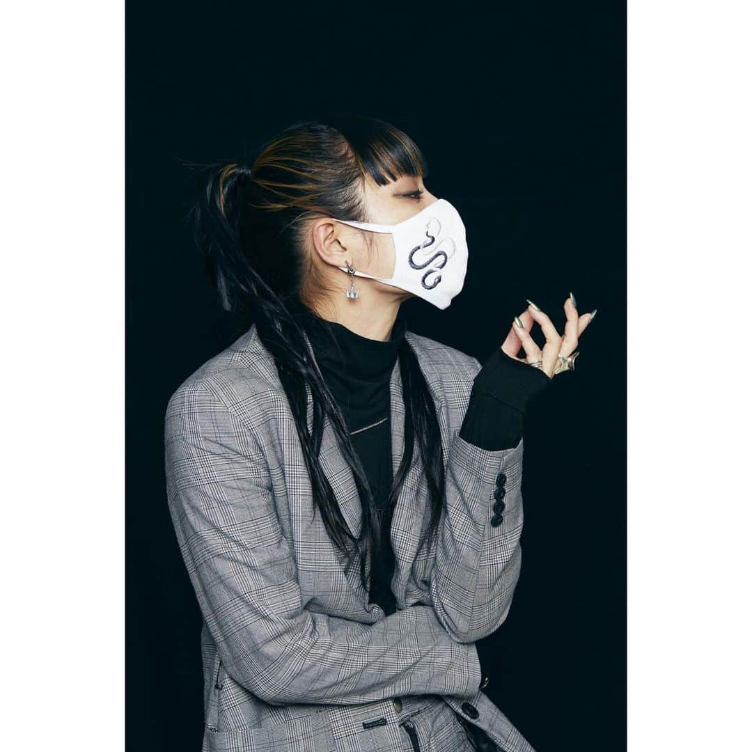 仲万美（Bambi Naka）さんのインスタグラム写真 - (仲万美（Bambi Naka）Instagram)「Collaboration MASK 2ND いよいよ完成！発売されましたぁ🤍  -----------  昨年夏に発売し、たくさんの方にご好評いただいた 【仲万美コラボマスク】 多くの方から再販のご要望を頂き、 今回第二弾の発売が決定しました💛   今回は【レース】と【ウロボロス】の刺繍をあしらった、 2種類を発売いたします！ デザインは仲万美が自ら考案し手書きから始め、 こだわりを詰め込んだ一品。 ファッション性が高く、 W-MAGICでしか買えないスペシャルなマスクです✨  ⚠️ ⚠️ ⚠️ デザインによって発売日が異なりますのでご注意ください！ ▼各種発売日 ウロボロス：1月13日(水)～ レース：2月1日(月)～ ⚠️ ⚠️ ⚠️  詳しくは W-MAGICのホームページへ🥀 また皆様の手にこの子達がいくと思うと嬉しくて待ち遠しい ノベルティーもこっそり入ってるのでお楽しみに☆  @w_magic_jp」1月14日 18時03分 - 615_bambi