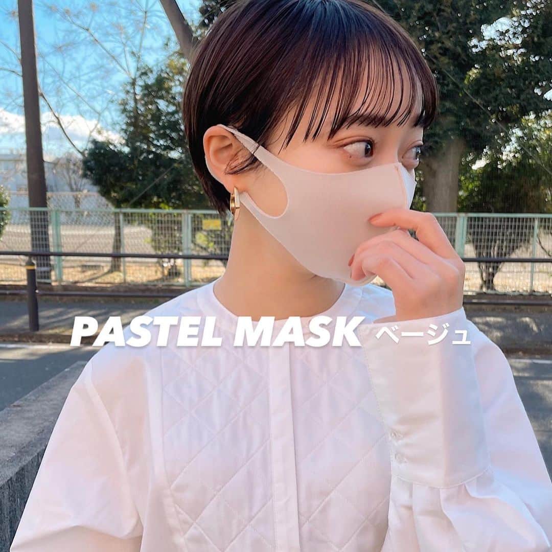 磯俣愛さんのインスタグラム写真 - (磯俣愛Instagram)「#2021リクエストにお答えのコーナー 💭 『つけてるマスク』 . . . . 最近つけてるマスクについての 質問が多くて投稿でもちょいちょい紹介していたのですが どこで売ってるのか、何色、サイズちゃんと答えます❤︎ . . . . 一つ目はカラバリが豊富で本当に重宝してる🥺 @pastelmask_official ❤︎ 1つ目はラベンダー、ベージュ、クリームで サイズはそれぞれSサイズです❤︎ ココカラファインで買いました❤︎ 他にもいろんなドラッグストアに置いてあるはず！ . . . . 二つ目のグレーのものが、EITOREのものです❤︎ サイズは［R］レギュラーです！ 渋谷109の中やビックカメラに手購入しました！ . . . どちらも薄手でフィット感があって 小顔効果満載。。。そして頭や耳が全く痛くならないので ノンストレス！！顔色がよく見えるのでメイク映えします🥺 . . . .  . #ショート#マッシュ#マッシュショート#ショートヘア #ぱっつん#前髪#前髪アレンジ#ぱっつん前髪 #シースルーバング#グレーマスク#マスク #束感#シルバーアクセサリー#バングル #ピンクマスク#カラーマスク#ぷっつり」1月14日 18時14分 - ai_isomata