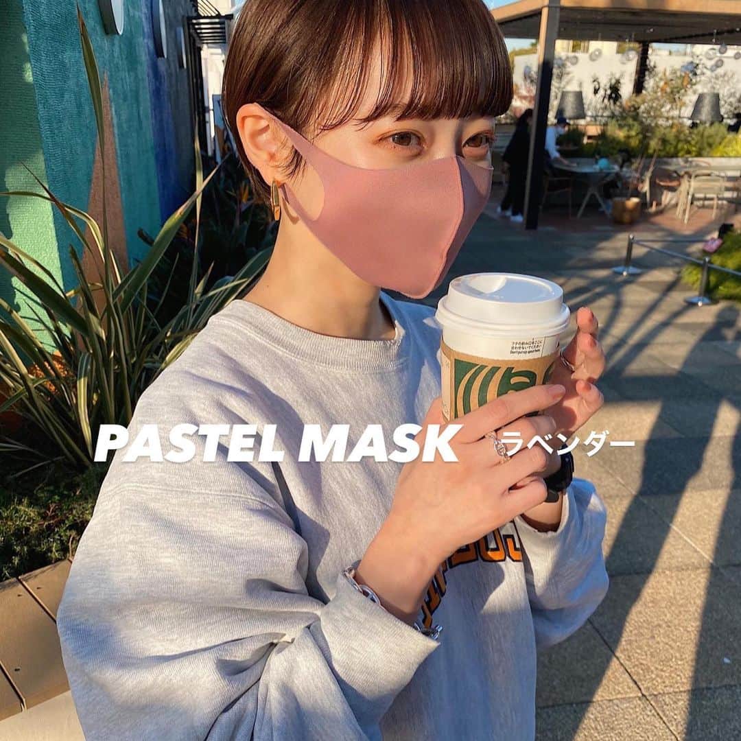 磯俣愛さんのインスタグラム写真 - (磯俣愛Instagram)「#2021リクエストにお答えのコーナー 💭 『つけてるマスク』 . . . . 最近つけてるマスクについての 質問が多くて投稿でもちょいちょい紹介していたのですが どこで売ってるのか、何色、サイズちゃんと答えます❤︎ . . . . 一つ目はカラバリが豊富で本当に重宝してる🥺 @pastelmask_official ❤︎ 1つ目はラベンダー、ベージュ、クリームで サイズはそれぞれSサイズです❤︎ ココカラファインで買いました❤︎ 他にもいろんなドラッグストアに置いてあるはず！ . . . . 二つ目のグレーのものが、EITOREのものです❤︎ サイズは［R］レギュラーです！ 渋谷109の中やビックカメラに手購入しました！ . . . どちらも薄手でフィット感があって 小顔効果満載。。。そして頭や耳が全く痛くならないので ノンストレス！！顔色がよく見えるのでメイク映えします🥺 . . . .  . #ショート#マッシュ#マッシュショート#ショートヘア #ぱっつん#前髪#前髪アレンジ#ぱっつん前髪 #シースルーバング#グレーマスク#マスク #束感#シルバーアクセサリー#バングル #ピンクマスク#カラーマスク#ぷっつり」1月14日 18時14分 - ai_isomata