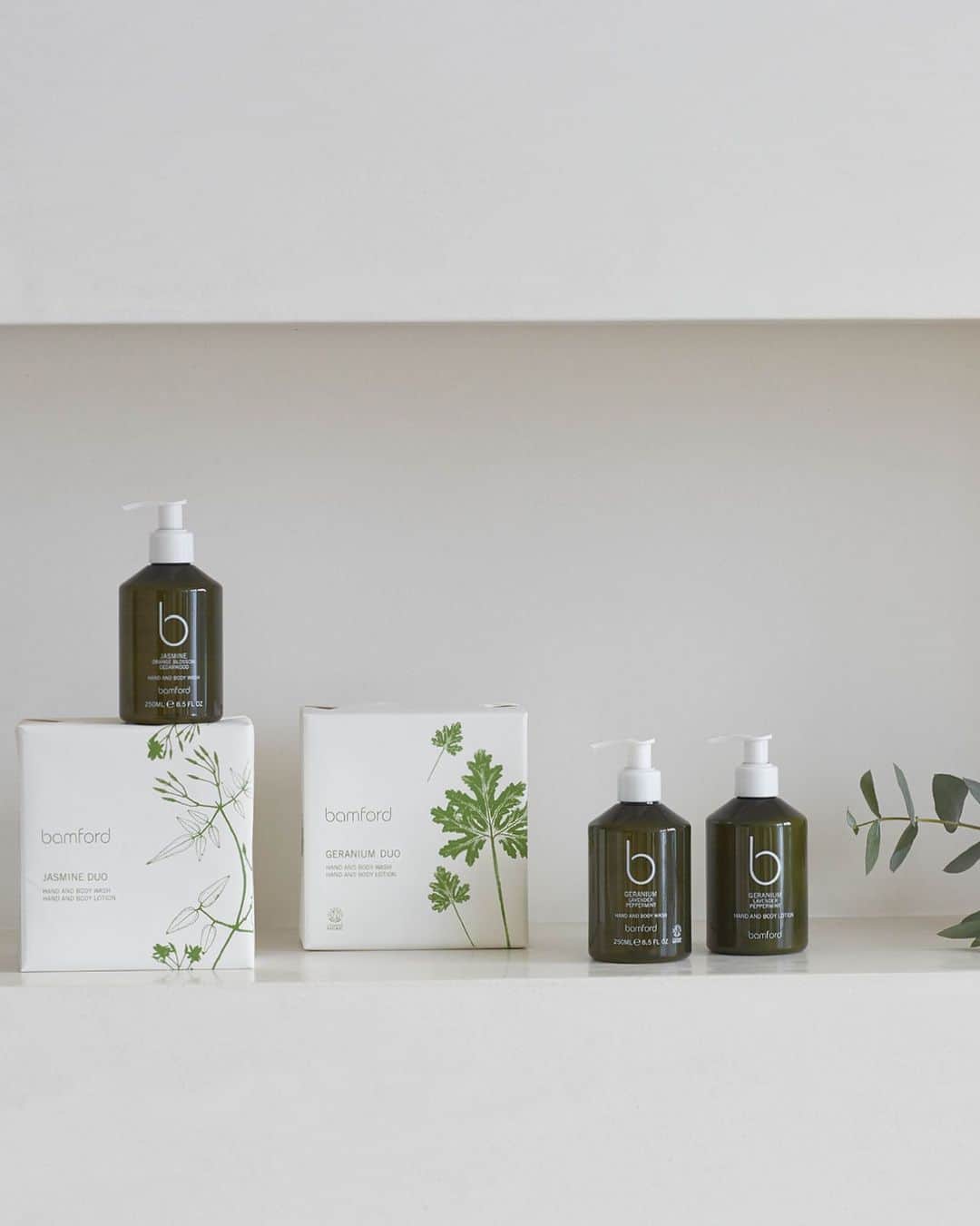 のインスタグラム：「Make your morning shower count by creating a restorative self-care ritual 🌿⁠⠀ ⁠⠀ Our bestselling Geranium Hand and Body Wash blends uplifting geranium with lavender, peppermint and mood-enhancing eucalyptus. Formulated to gently cleanse and revitalise, the wash is best followed with our nourishing Geranium Hand and Body Lotion. This delightful duo will instantly lift the mood and promote inner harmony, helping to bring the spa experience into your home.⁠⠀ ⁠⠀ Click through to our Stories to learn more about the rejuvenating and healing properties of geranium. #bamford #organicskincare #healthyskin」