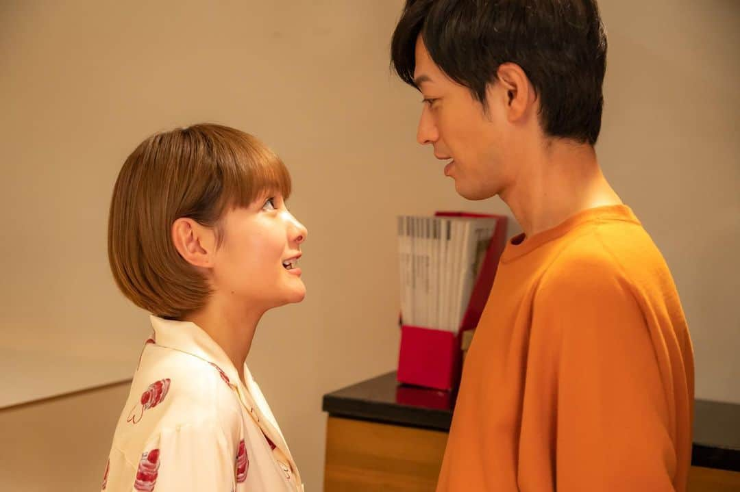 「年の差婚」ドラマイズム【公式】さんのインスタグラム写真 - (「年の差婚」ドラマイズム【公式】Instagram)「. ／ #年の差婚 💗 5話の場面写真解禁📱✨ ＼  ついに理音(#小野寺晃良)が登場📣✨ Twitterは別の写真を...📸♡ https://twitter.com/toshinosakon/status/1349643750713147396?s=21  ✔️舞衣子( #葵わかな )のはとこの理音( #小野寺晃良 )と 　一緒に暮らすことに...😳⚡️ ✔️舞衣子と親しげな理音に、晴海も大人の余裕が  なくなる⁉️🥺🥺  4話の #おかわり年の差婚 はこちら☟♡ https://tver.jp/corner/f0065350  #TVer にて現在３位です📣✨  #葵わかな #竹財輝之助 #松本若菜 #小野寺晃良 #吉野北人 #河井青葉 #徳井優 #吹越満 #原因は自分にある。#hankun #ドラマイズム #理音キュン #ほっこりキュン」1月14日 18時11分 - toshinosakon_mbs