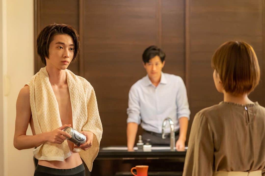 「年の差婚」ドラマイズム【公式】のインスタグラム：「. ／ #年の差婚 💗 5話の場面写真解禁📱✨ ＼  ついに理音(#小野寺晃良)が登場📣✨ Twitterは別の写真を...📸♡ https://twitter.com/toshinosakon/status/1349643750713147396?s=21  ✔️舞衣子( #葵わかな )のはとこの理音( #小野寺晃良 )と 　一緒に暮らすことに...😳⚡️ ✔️舞衣子と親しげな理音に、晴海も大人の余裕が  なくなる⁉️🥺🥺  4話の #おかわり年の差婚 はこちら☟♡ https://tver.jp/corner/f0065350  #TVer にて現在３位です📣✨  #葵わかな #竹財輝之助 #松本若菜 #小野寺晃良 #吉野北人 #河井青葉 #徳井優 #吹越満 #原因は自分にある。#hankun #ドラマイズム #理音キュン #ほっこりキュン」