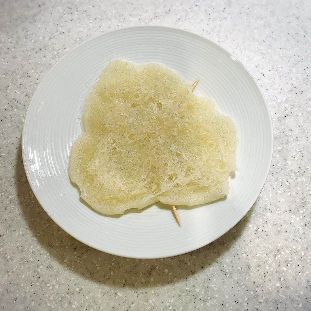 阿部真央のインスタグラム：「子供にせがまれてお餅でおやつを作る為 餅嫌いの餅初心者がレンジでチンした 計3つのお餅の最終形がこちらです。  なにこれ  #餅」