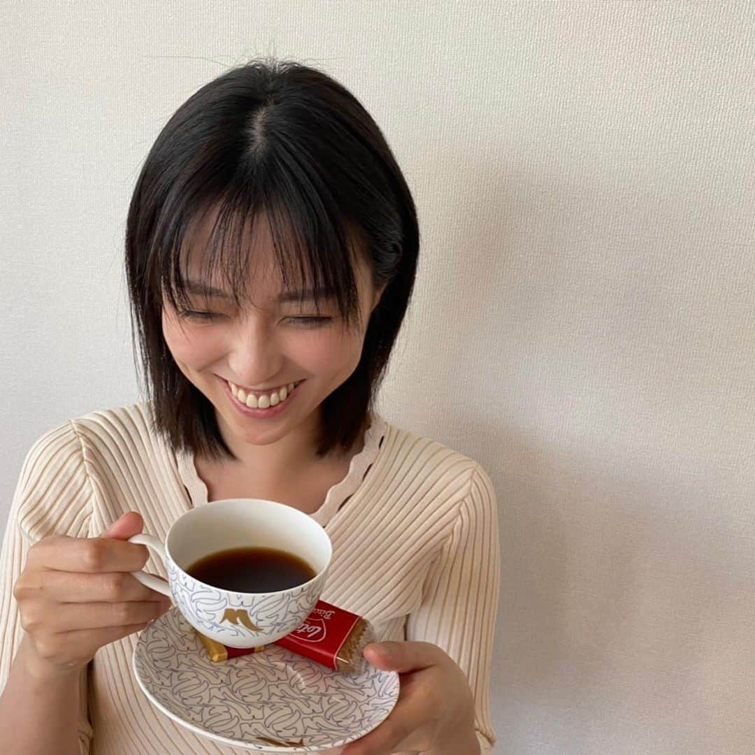 渋谷飛鳥さんのインスタグラム写真 - (渋谷飛鳥Instagram)「#本日のコーヒー  お皿に美味しそうな お菓子が乗ってる オシャレーなコーヒー🥰  こういう時って 下のお皿持つのが正しいの？？ お菓子乗っけたままでいいの？？🤔  タイトル 「よく考えたら お菓子はテーブルに置いてくるべきだったんじゃない？」  #Lotus #lotusbiscoff #カレドショコラ #ピスタチオ #コーヒー好き　#本日3杯目」1月14日 18時16分 - shibuya_asuka_official