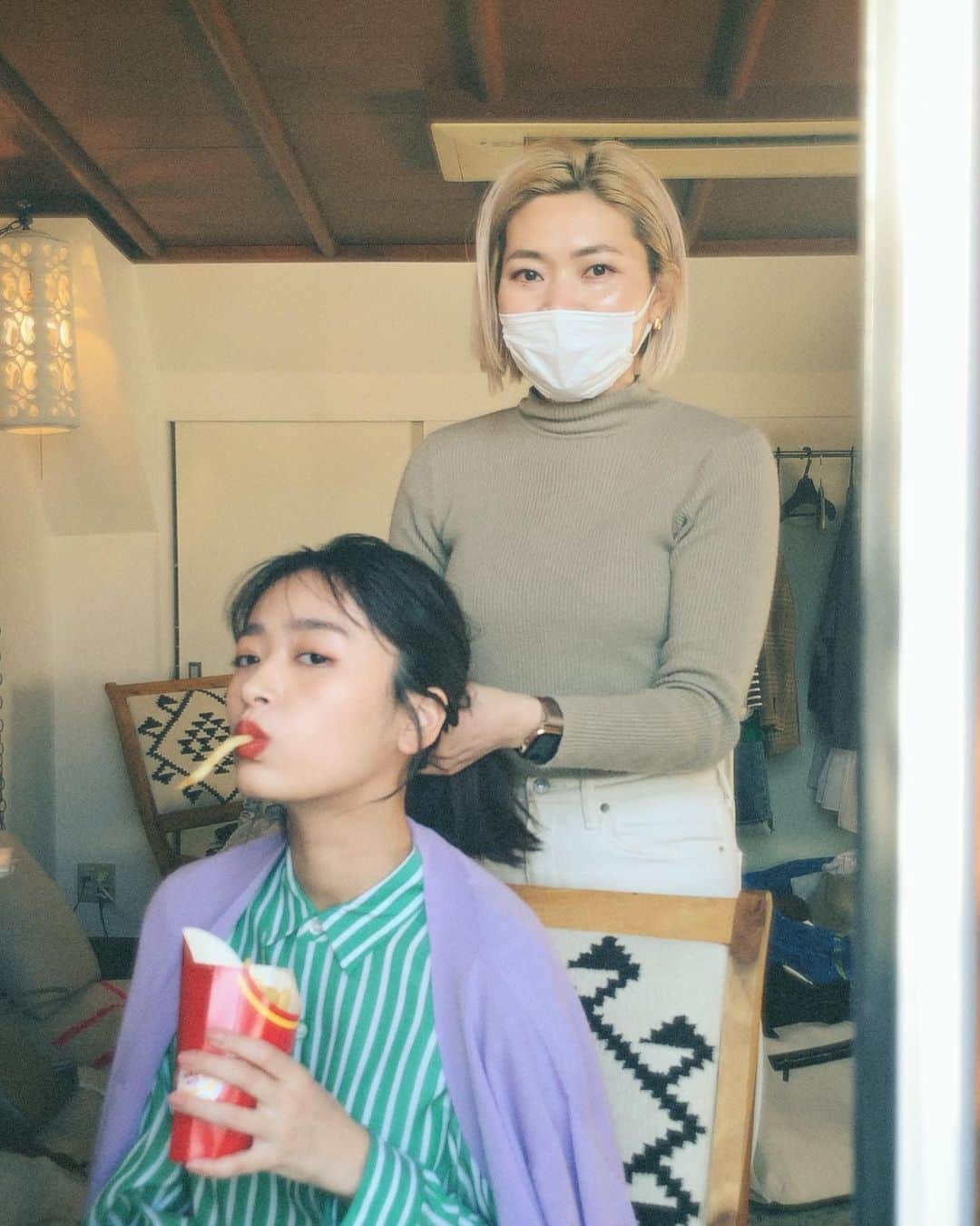 近藤千尋のインスタグラム：「マックのポテト🍟止まらない😀 私の顔、ご覧の通り 気を許しまくりの仲間とお仕事📸  今日もお疲れ様でした🥰 @choppachopper  @izumisam  @unerobeme」