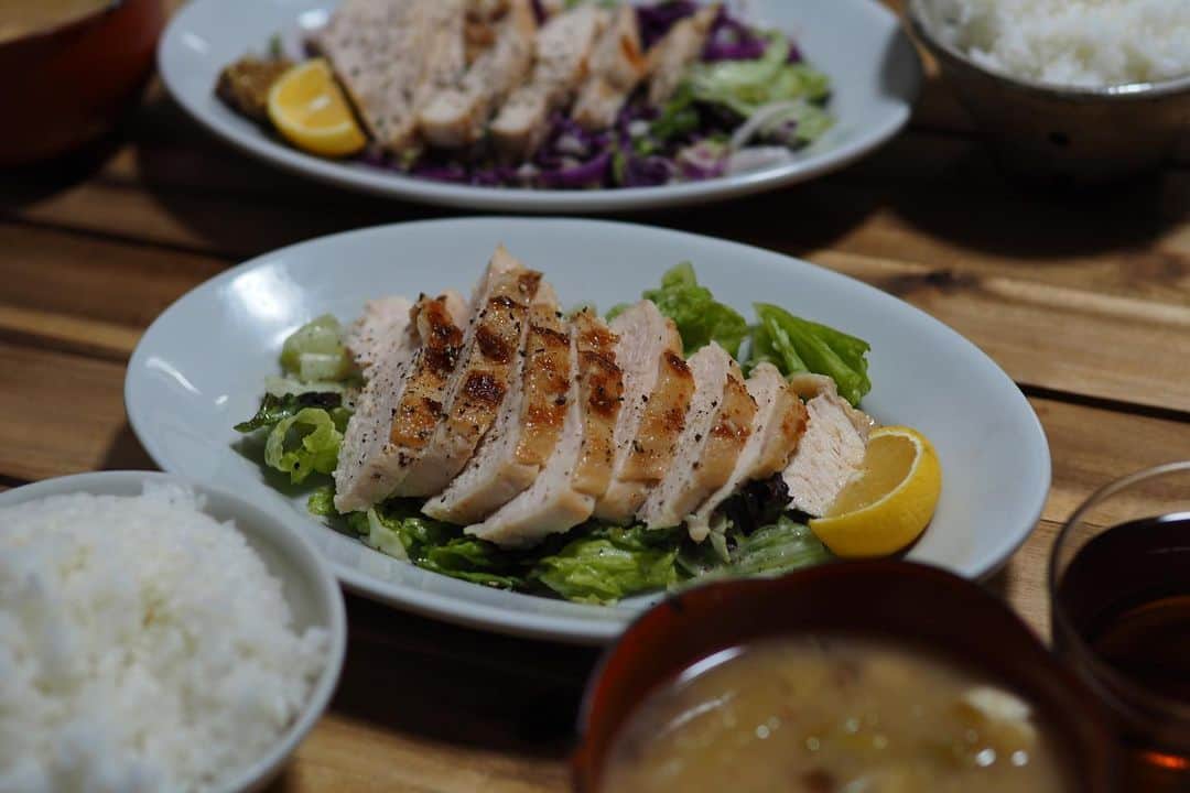 Rocoのインスタグラム：「01.14 お料理上手の岩野さん　@cazumasaiwano のメニューに時々登場する低温チキンソテーを真似して作ってみました。パサつきがちな鶏胸肉がしっとり柔らかく仕上がり(息子に感想聞いたらふつうと言ってたけど…😅)リピ決定です✨多めに焼いたのでいろいろアレンジしていきます。  #rocoごはん#低温チキンソテー#チキンソテー」