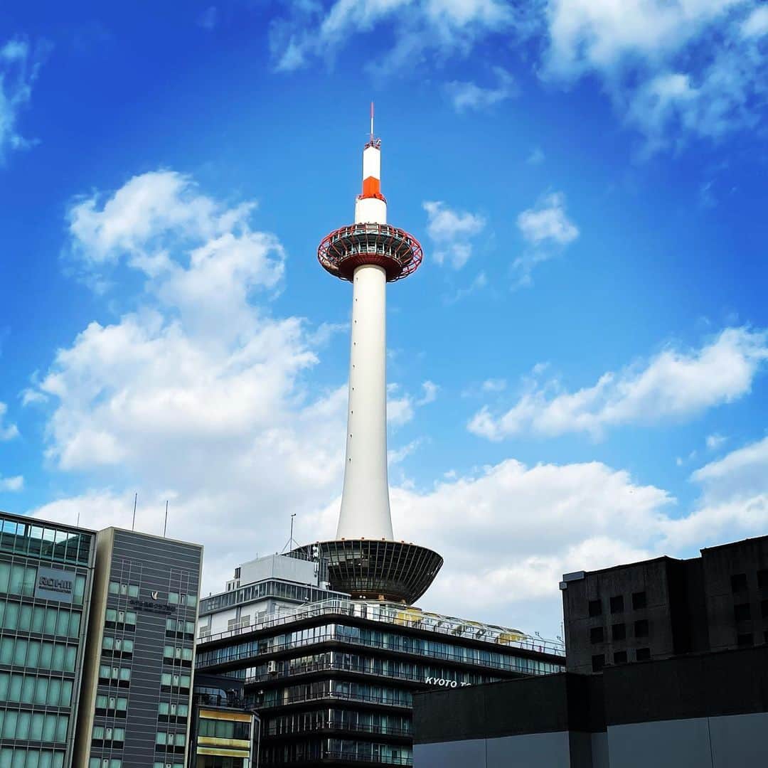 DJ AIKO 62さんのインスタグラム写真 - (DJ AIKO 62Instagram)「京都タワー、いつ見ても美しい。 たわわちゃんグリーティングはもうしばらくないんだろうなぁと😞  #京都タワー #たわわちゃんに会いたい  #京都駅前 #DJAIKO62 #今日の京都タワー #kyototower」1月14日 18時18分 - djaiko62
