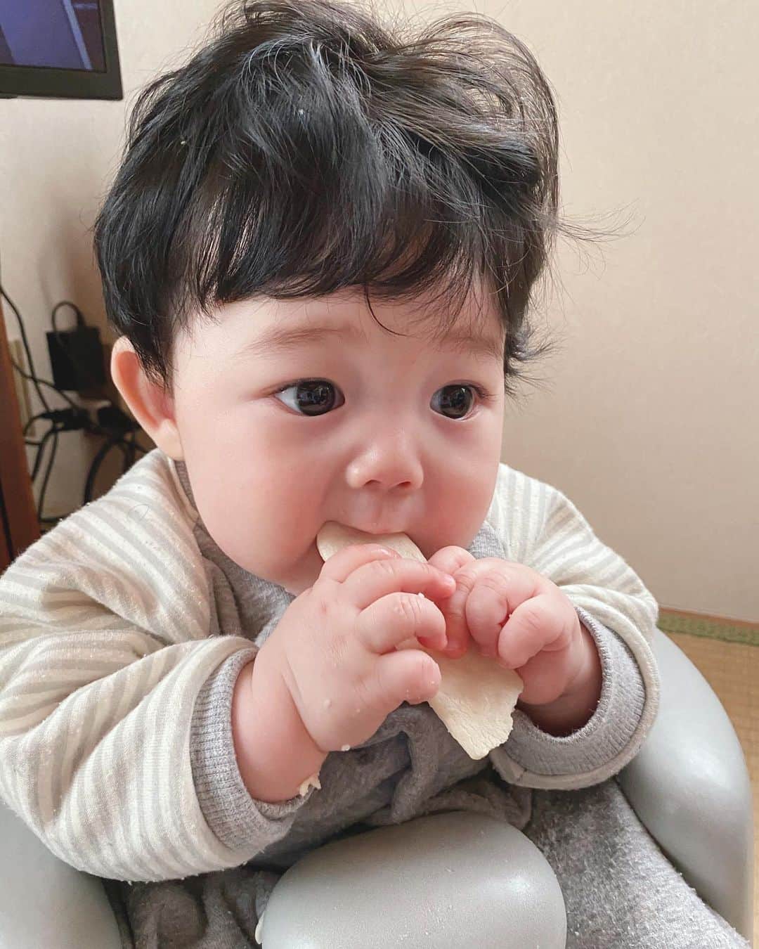 みやこLv.18のインスタグラム：「・もぐもぐタイム❣️ 今日はパパが少し遅くなるらしい。必要な書類探しに一瞬帰ってきた😂 ・ 会えて嬉しい。 ・ 夕飯を作るモチベーションがない🥺 今日は冷凍とお菓子でいいや〜😇 なに食べよかな〜。 パパがいないと食生活乱れるな 自分のためにわざわざ作ろうと思わん、、🤔 お風呂はいつも通り、パパ🥰笑 ・ #男の子ベビー　#男の子ママ　#令和2年ベビー　#ベビーモデル　#親バカ部　#ママさんと繋がりたい　#赤ちゃんのいる生活　#ベビスタグラム　#6ヶ月ベビー　#育児記録　#コドモノ　#ベビフル　#ままのて　#ママリ　#赤ちゃんモデル　#サロンモデル  #ママモデル　#お洒落さんと繋がりたい　#いいね返し」