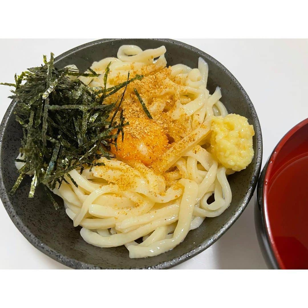 谷元星奈さんのインスタグラム写真 - (谷元星奈Instagram)「. うどん食べたいな、でも家にうどん無いな、寒いから外には絶対に絶対に出たくないな、うわぁぁあぁ〜〜〜〜〜！と なり… 粉から手打ちうどんを作りました！！！ 期待以上のおいしさ！！うま〜( ◠‿◠ )  #うどん#饂飩#うどんレシピ#うどんスタグラム#手打ちうどん#手作りうどん」1月14日 18時25分 - tanimoto_seina