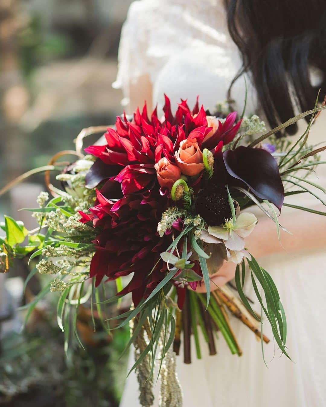 ARCH DAYS Weddingsさんのインスタグラム写真 - (ARCH DAYS WeddingsInstagram)「【今日のコラム】目指すはワンランク上の花嫁。黒花を取り入れたブーケや装花でオシャレ上級者に🦢﻿ ﻿ ﻿ _ _ _ _ _ _ _ _ _ _ _ _ _ _ _ _ _ _﻿ ﻿ ﻿ 最近、感度の高いオシャレな花嫁さんたちの間で、黒系のお花をポイントに取り入れたブーケや会場装飾がトレンドになっているって知っていましたか？✨﻿ ﻿ 今年注目の「モダン」「エレガント」などはもちろん、「クラシカル」や「アーバン」「シック」などのキーワードにもぴったり！﻿ ﻿ 今回は、ブラックカラーのお花を上手に取り入れた先輩花嫁さんの素敵なブーケやデコレーションを厳選してご紹介します♡﻿ ﻿ ﻿ _ _ _ _ _ _ _ _ _ _ _ _ _ _ _ _ _ _﻿ ﻿ ﻿ ▽記事に飛ぶには﻿ ストーリーズからリンクをチェック﻿ ﻿ ﻿ -----﻿ ﻿ ﻿ DIYコラムのモデルになってくれる花嫁さんを大募集🤍﻿ ﻿ @archdays_weddings をフォロー＋ #archdays花嫁 をつけて投稿するだけで応募完了！﻿ ﻿ ARCH DAYSのプロフィールブックやウェルカムボードなど、DIYコラムのモデルさんとして、編集部からお声がけをさせていただきます💄﻿ ﻿ 沢山のご応募お待ちしています♩﻿ ﻿ ﻿ -----﻿ ﻿ ﻿ ▽ARCH DAYSトップページはこちらから☑︎﻿ @archdays_weddings﻿ プロフィールのリンクから﻿ ﻿ ▽KIDS & BABYのパーティーアイディアはこちら☑︎﻿ @archdays﻿ ﻿ ﻿ -----﻿ ﻿ ﻿ ARCH DAYSに会員機能ができました💁‍♀️﻿ ﻿ 気になる記事や写真をクリップして、もっと便利に！自分だけのページを作れます📎﻿ ﻿ また、会員登録をしてマイページからパートナーを招待すれば、2人でイメージを共有可能に♩﻿ ﻿ ﻿ -----﻿ #archdays #archdays_wedding #アーチデイズ #アーチデイズウェディング #ブーケ #ブーケ迷子 #ウェディングブーケ #ウエディングブーケ #結婚式ブーケ #ブライダルブーケ #花嫁ブーケ #装花 #装花コーディネート #装花イメージ #ウェディング装花 #結婚式装花 #会場装花 #高砂装花 #テーブル装花 #ゲストテーブル装花 #会場装飾 #結婚式装飾 #ウェディング装飾 #高砂装飾 #ゲストテーブル装飾 #テーブルコーディネート #プレ花嫁 #卒花嫁﻿ -----」1月14日 18時26分 - archdays_weddings