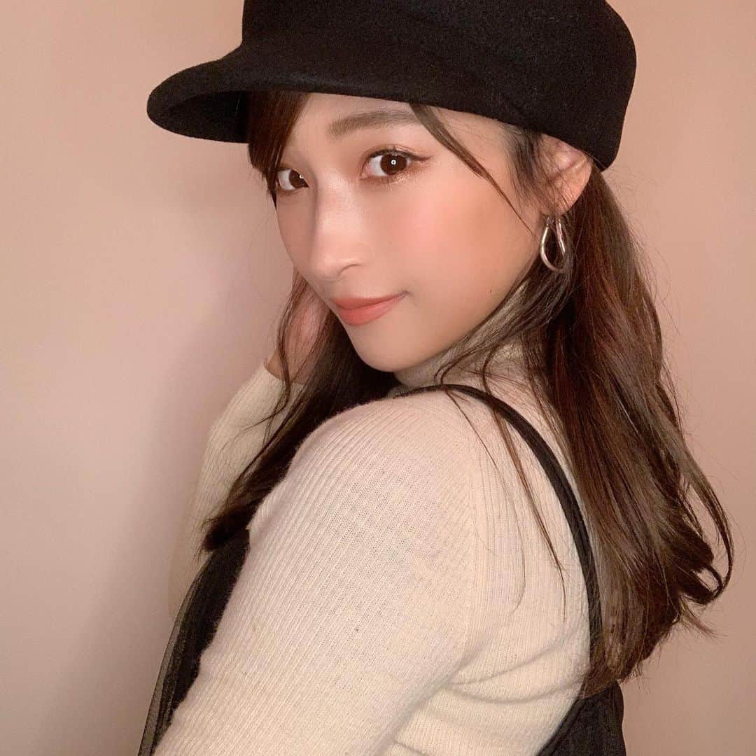 のインスタグラム：「. 久々にしっかりメイク💄 髪も久々に巻いたなぁ〜。 . 用事があったので束の間の外出。 今日はポカポカしてたので 二駅分歩いて移動しました🚶‍♀️ あー疲れた。笑 .  #私服 #キャスケット　#studioclip  #帽子　#モノトーンコーデ」