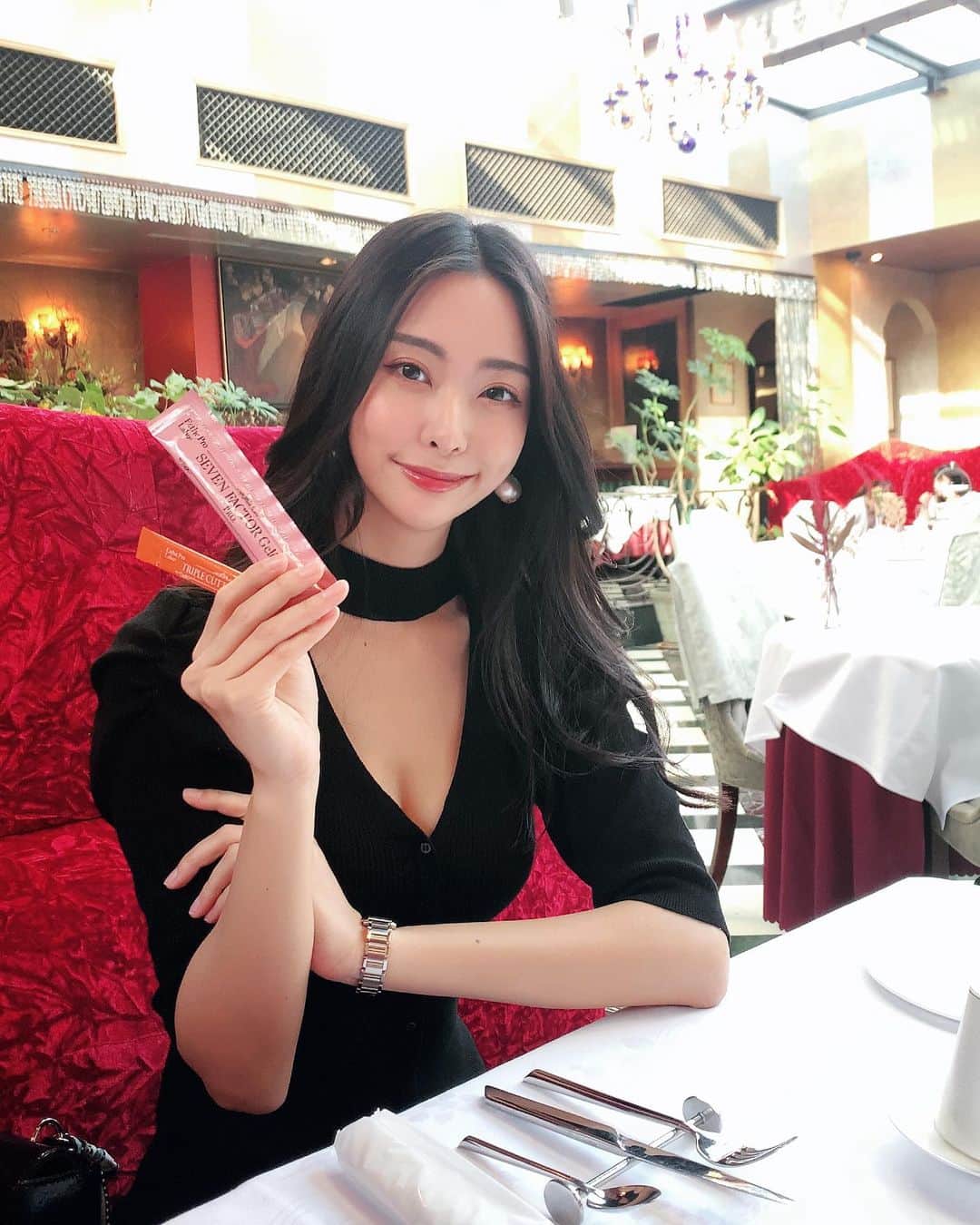 のインスタグラム：「. . いつも貸切の穴場レストランに💓 今日も安定の貸切だった！安心！笑  これ以上好きなお店が無くなっちゃうのは嫌だから 2人で静かにランチとかだったらお店行きたいなー。 何人かで集まるのはまだ出来ないけどね😢  そして今日は久々の外食だったから @estheprolabo_official のトリプルカッターを常備💓 脂肪の吸収を抑えてくれるんだよー☺️ . #エステプロラボ #トリプルカッター#ダイエット #model#gravure#racequeen#时装#自拍#照片#粉我##팔로우환영#팔로우미#셀카그램#란제리#レースクイーン」