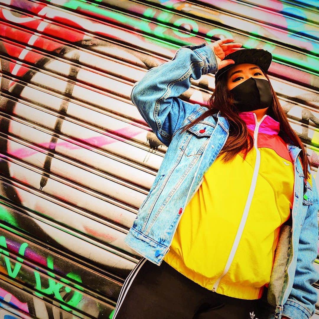 のインスタグラム：「Adidas × プライドオフセンタージャケット(レインボー)、3ストライプスパンツ(ブラック)  #adidasjacket  #adidasrainbow #adidas #adidasoriginals #アディダス #アディダスオリジナルス #アディダス大好き芸人 #アディ子 #dinagonmitsuko #adidaspants #streetfashion #ストリートファッション #tokyo #japan #harajuku #マスクコーデ #maskfashion #mask #アディダスジャージ #iloveadidasoriginals #ジャージコーデ #大納言光子アディダスコーデ  @adidasoriginals photo by @miho_bellydance」