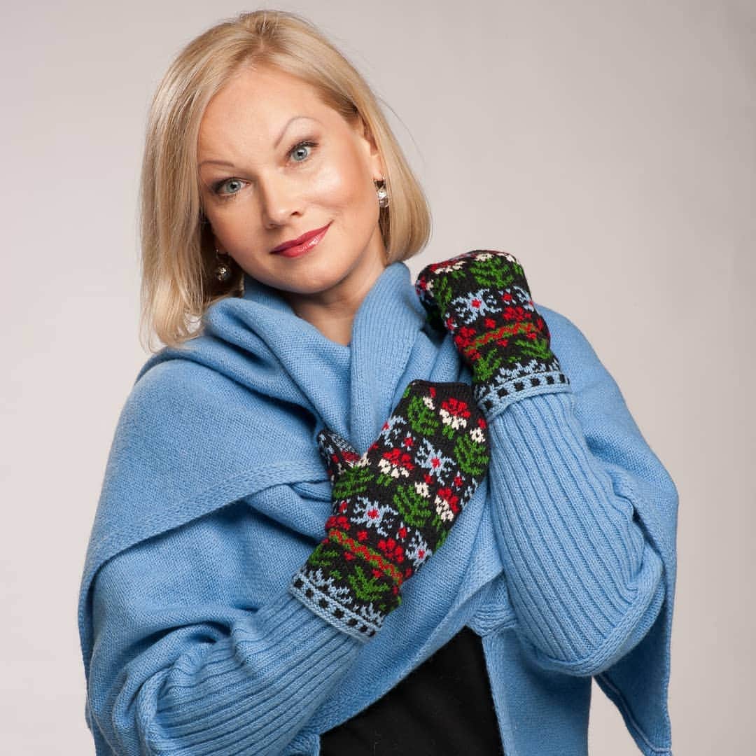 ティネスのインスタグラム：「If you have a feeling you have seen these mitts somewhere, you're absolutely right! ❄😉 In our previous post we presented a cardigan with mitten  pockets of the same design.   Both mittens and cardigan are ready to ship ✈🌍 Order WWW.TINES.LV WORLDWIDE SHIPPING」
