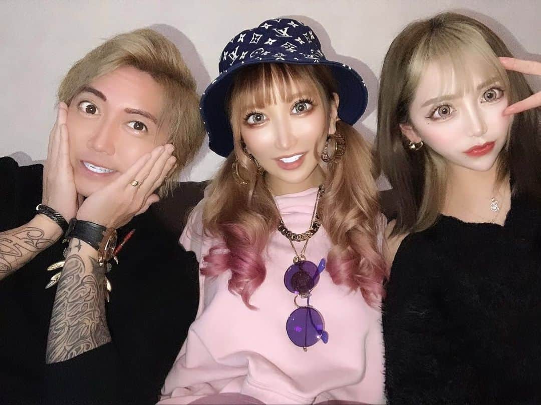こはまるのインスタグラム：「♡  だからギャル柱である俺が来た🔥🔥🔥 #左のギャルが誰よりもギャルなんよ  ♡  #新宿#歌舞伎町#キャバクラ#キャバ嬢#ホスト#bar#水商売#ショート#シーシャ#tattoo#刺青#アニメ#アニメ好きな人と繋がりたい#大阪#ミナミ#福岡#ススキノ#飲酒タグラム#中本#TikTok#ギャル柱 #cartier#followeme#likeforlikes#harrywinston#louisvuitton#eyefanny#dior」