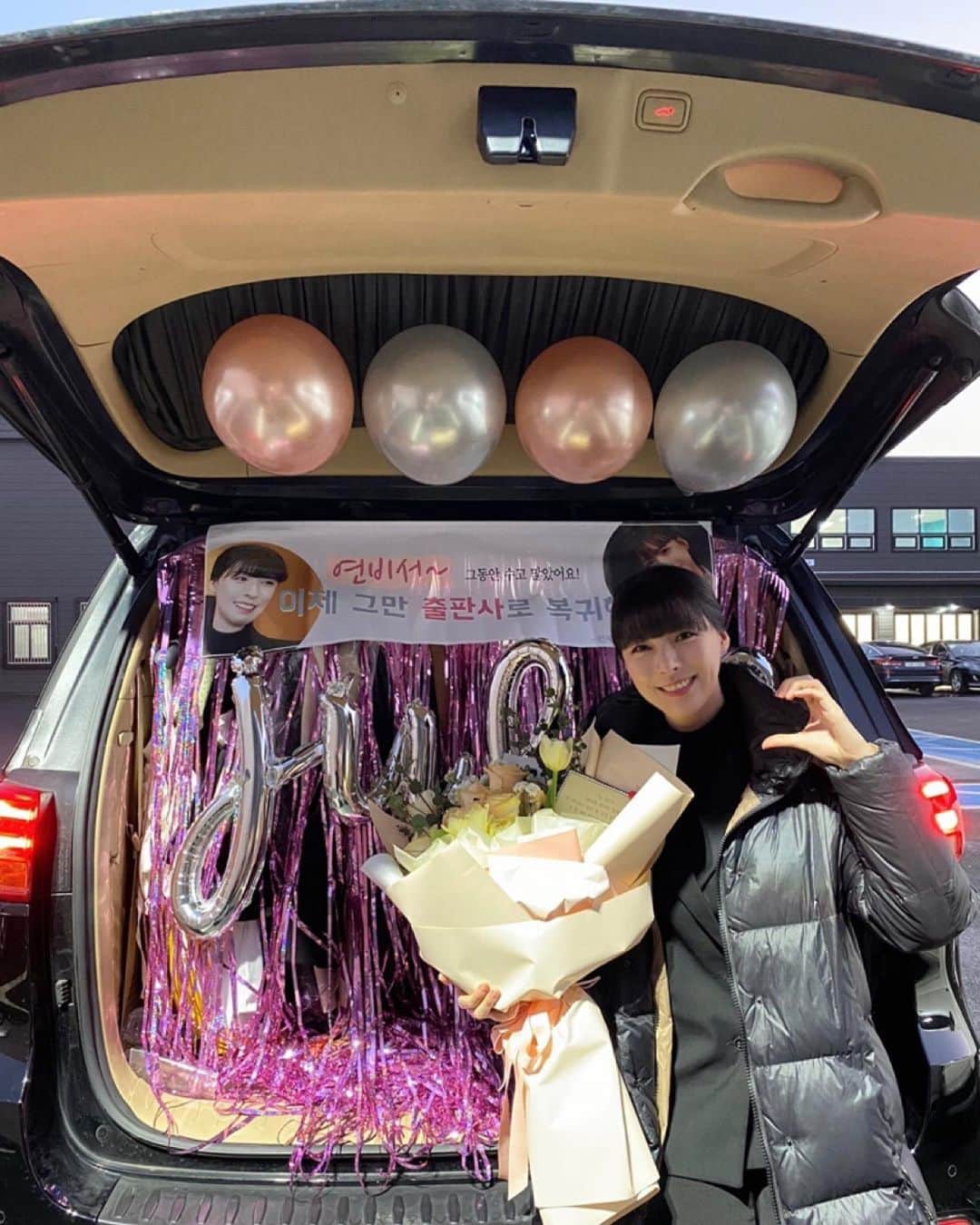 のインスタグラム：「오늘 #복수해라 마지막 촬영날 다들 고생하셨습니다. 항상 함께 하던 전무님이 없어서 왠지 내일도 촬영을 가야할 것 같아요😆 마지막 촬영이라고 요로케 준비해 준 회사식구들, 우리팀 고마워여✌🏻💛」