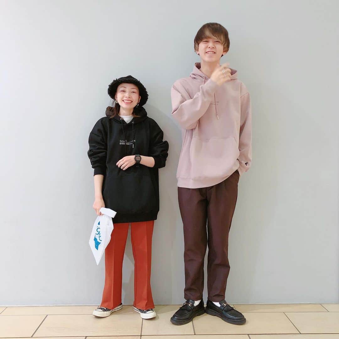 まゆみあずささんのインスタグラム写真 - (まゆみあずさInstagram)「湘南チームのお揃いスタイリング👕！ なんだかんだ初めて撮ったね📸✨ 2人でスタッフボード頑張ってるので、是非トップのURLからご覧ください‼︎‼︎」1月14日 18時36分 - mameko__k