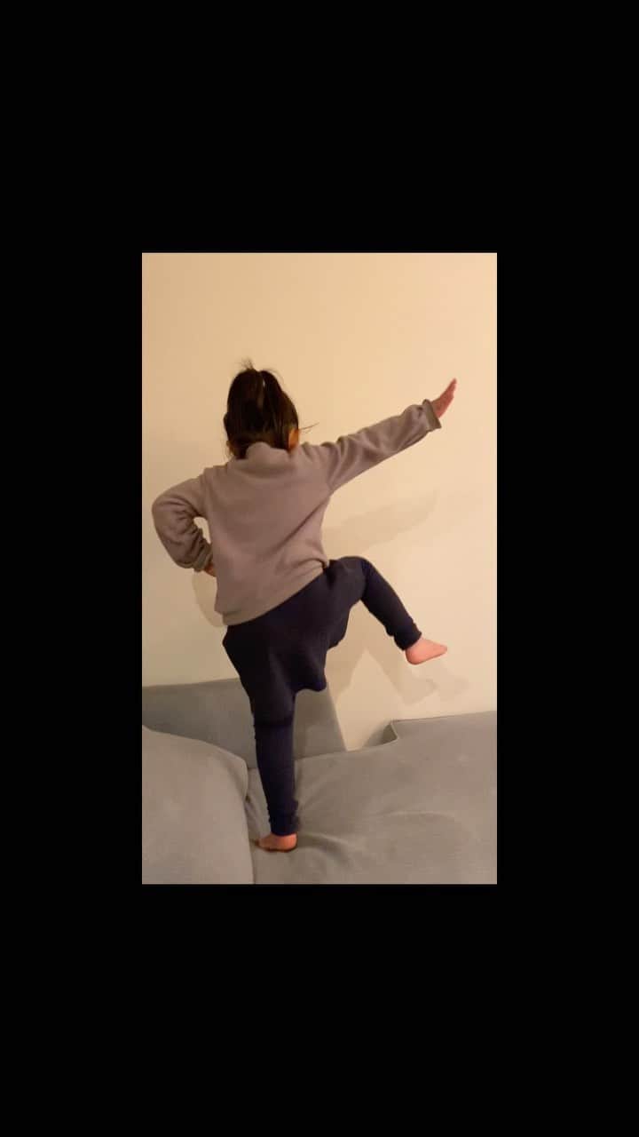 のインスタグラム：「よかったらフルで見てください☺️ 個人的に後ろ向きのダンスがツボすぎて笑わずにはいられませんでした🥲笑」