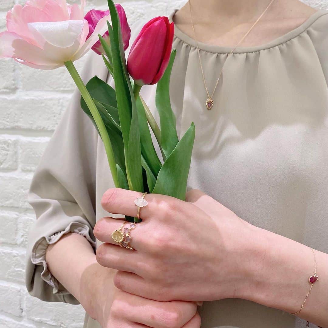 ageteさんのインスタグラム写真 - (ageteInstagram)「.﻿ 【STAFF COORDINATE 大宮ルミネ】﻿ ﻿ アガットならではの高度な技術が詰め込まれた繊細なデザイン。﻿ 春らしい明るいカラーが心に癒しをもたらしてくれる。﻿ ﻿ #agete #jewelry #accessory #necklace #ring #brecelet #spring #newcollection #newarrivals #アガット #ジュエリー #アクセサリー #ネックレス #リング #ブレスレット #新作」1月14日 18時38分 - agete_official