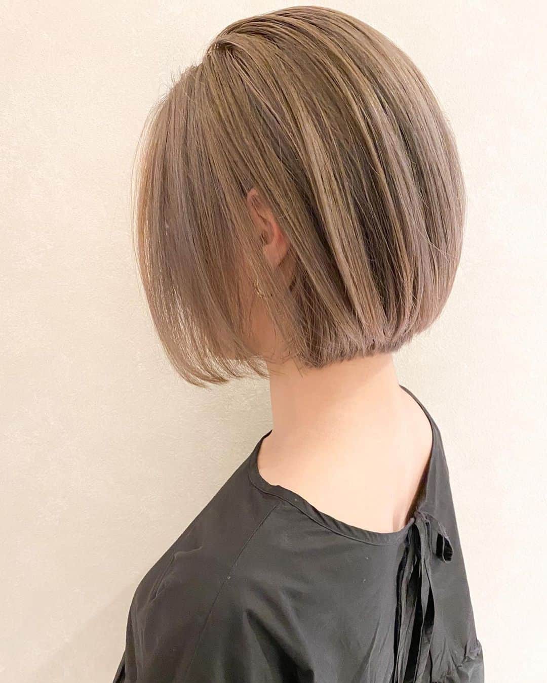 相原百花さんのインスタグラム写真 - (相原百花Instagram)「. ✔️milk tea beige 🤍🤎 . 人生初のブリーチ♡ ダメージケア気をつけてたつもりやから どれだけ痛むかとか不安やったけど... . さすが藤原さん( @kei5420 ) ♡♡ オレンジ🍊が強いのに理想のミルクティーカラー🍼 . 仕上がりもブリーチしてないみたいに とぅるんとぅるん🎶 . 今年で髪監督してもらって6年目🌿 これからもよろしくお願いしますっ🥺 . #fleve#ミルクティーベージュ#ミルクティーグレージュ#ミルクティーカラー#ボブヘアー」1月14日 18時39分 - mo__95__6