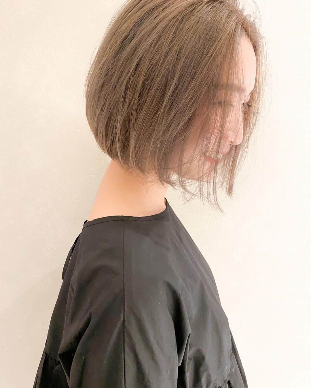 相原百花さんのインスタグラム写真 - (相原百花Instagram)「. ✔️milk tea beige 🤍🤎 . 人生初のブリーチ♡ ダメージケア気をつけてたつもりやから どれだけ痛むかとか不安やったけど... . さすが藤原さん( @kei5420 ) ♡♡ オレンジ🍊が強いのに理想のミルクティーカラー🍼 . 仕上がりもブリーチしてないみたいに とぅるんとぅるん🎶 . 今年で髪監督してもらって6年目🌿 これからもよろしくお願いしますっ🥺 . #fleve#ミルクティーベージュ#ミルクティーグレージュ#ミルクティーカラー#ボブヘアー」1月14日 18時39分 - mo__95__6