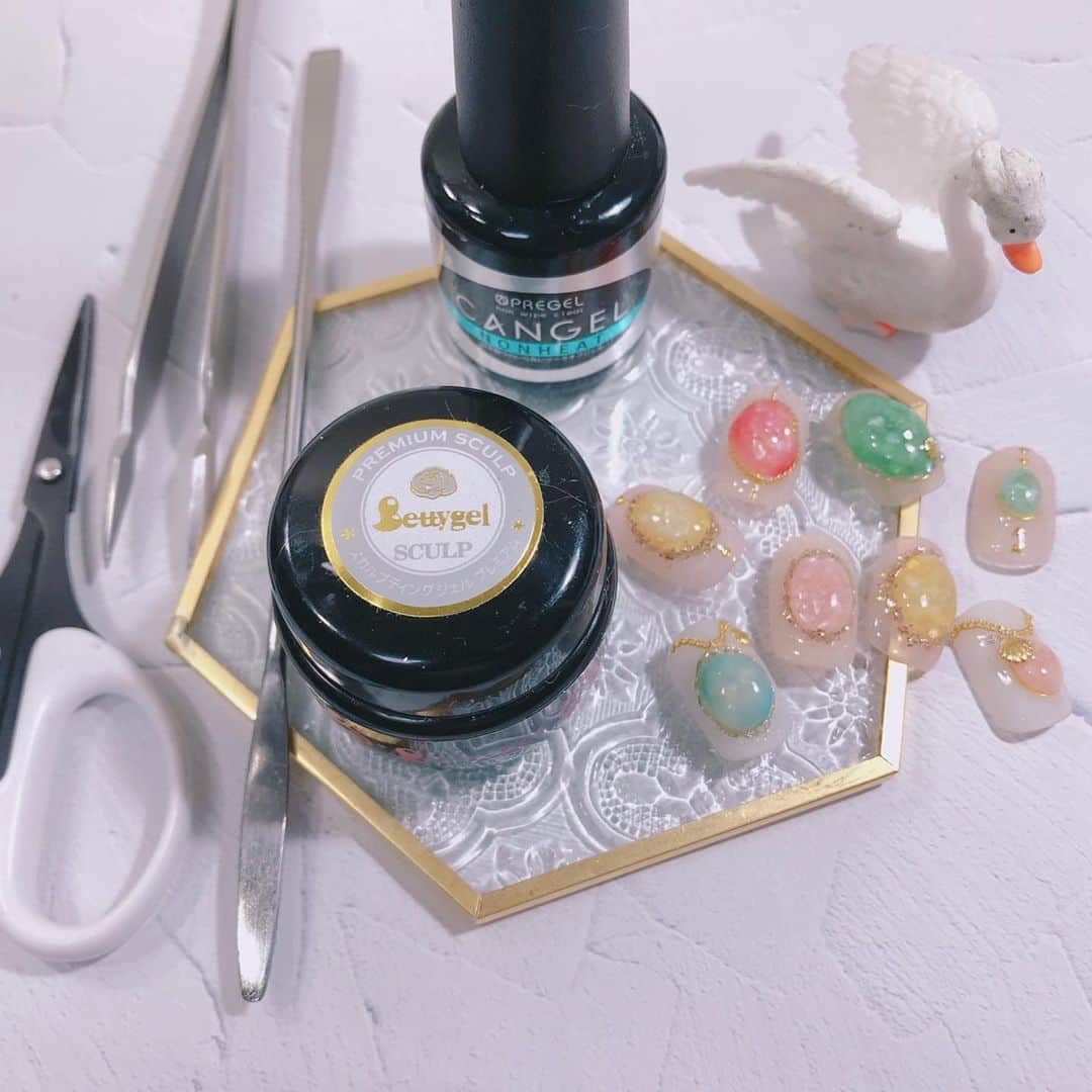 なかやまちえこさんのインスタグラム写真 - (なかやまちえこInstagram)「貝殻を使ったaccessory nail🐚⠀ ⠀ インスタライブ使用商材は画像をスライドしてください☺️🙏⠀ #youtube にLOGを載せてます☺️⠀ ⠀ PREGEL・Betty gel・きまぐれキャット・PREANFA・PREXY商品は、ネイリストの方は↓ ⠀ プリモール @nail_premall ⠀ http://gelnailshop.com/ ⠀ ⠀ キャンディポケット @candypocket_official ⠀ http://www.beautysupport.jp/sm/script_main/shoptop.php ⠀ ⠀ セルフの方は↓ ⠀ ジョイアート @joyartofficial ⠀ http://joyart.biz/ ⠀ ⠀ にて購入頂けます☺️⠀⠀  ⠀ @pregelofficial @bettygel_official @kimagure_cat_whim @prexyofficial ⠀  #nail #nails #nailart #ネイル #美甲 #ネイルアート  #japanesenailart #manucure #japanesenails #manicurist #gelnails #أظافر #네일아트 #미용 #vẽmóng #accessorynails #アクセサリーネイル #シェルネイル #shellnails」1月14日 18時49分 - chiekonakayama