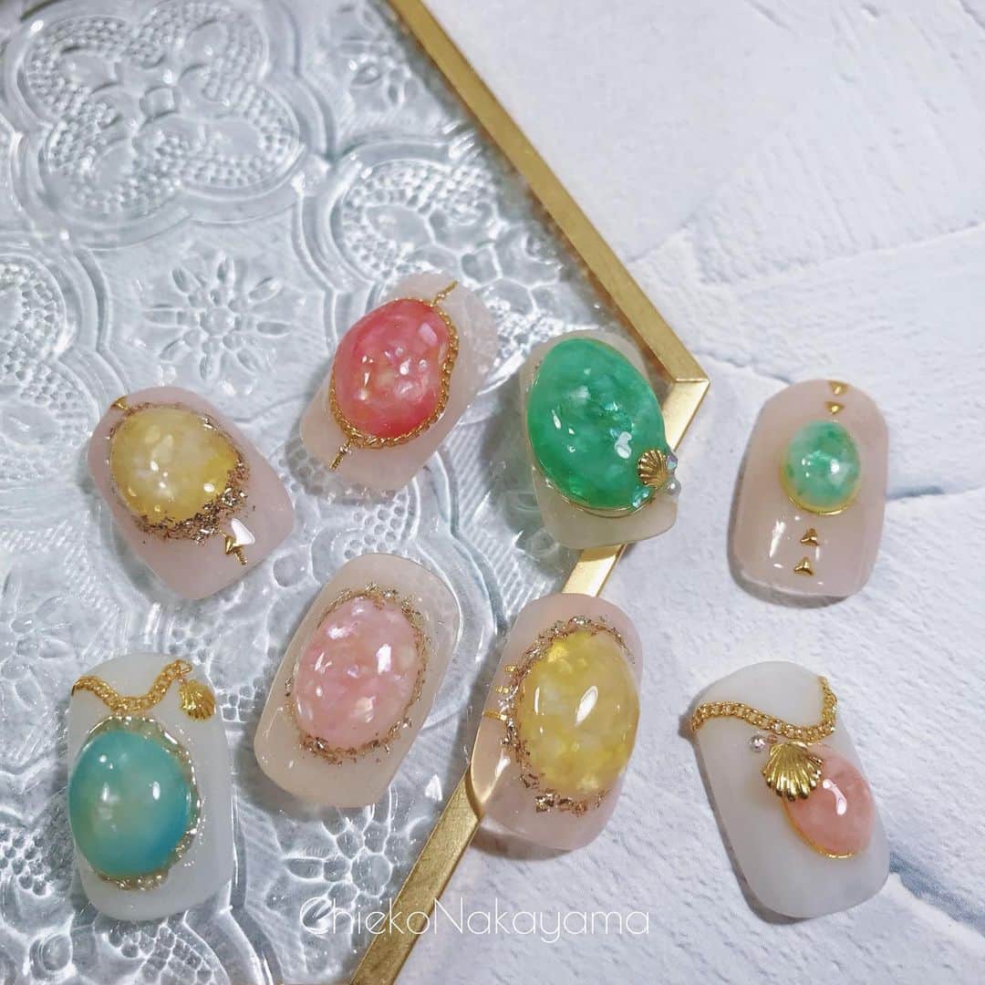なかやまちえこのインスタグラム：「貝殻を使ったaccessory nail🐚⠀ ⠀ インスタライブ使用商材は画像をスライドしてください☺️🙏⠀ #youtube にLOGを載せてます☺️⠀ ⠀ PREGEL・Betty gel・きまぐれキャット・PREANFA・PREXY商品は、ネイリストの方は↓ ⠀ プリモール @nail_premall ⠀ http://gelnailshop.com/ ⠀ ⠀ キャンディポケット @candypocket_official ⠀ http://www.beautysupport.jp/sm/script_main/shoptop.php ⠀ ⠀ セルフの方は↓ ⠀ ジョイアート @joyartofficial ⠀ http://joyart.biz/ ⠀ ⠀ にて購入頂けます☺️⠀⠀  ⠀ @pregelofficial @bettygel_official @kimagure_cat_whim @prexyofficial ⠀  #nail #nails #nailart #ネイル #美甲 #ネイルアート  #japanesenailart #manucure #japanesenails #manicurist #gelnails #أظافر #네일아트 #미용 #vẽmóng #accessorynails #アクセサリーネイル #シェルネイル #shellnails」