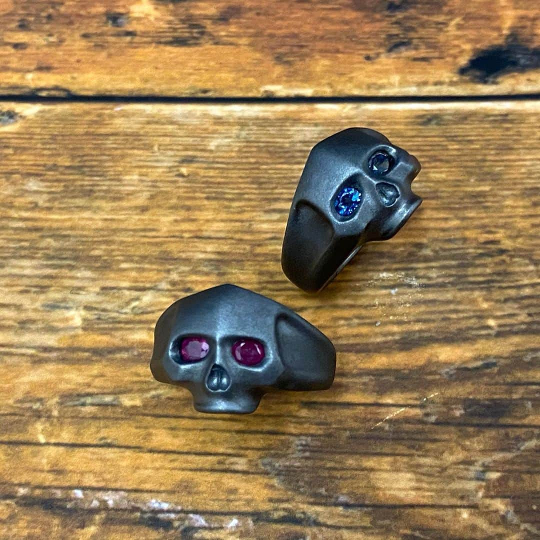 プエルタ・デル・ソルさんのインスタグラム写真 - (プエルタ・デル・ソルInstagram)「• OUTLET  Skull Ring マットブラックのフェイスの中に光り輝く貴石が印象的な大人のスカルリング。 L:Matte Skull Ring Ruby(R447MTBKRU) R:Matte Skull Ring Sapphire(R447MTBKSA) | https://online.puerta-del-sol.jp (From profile) | #outlet  #skull  #skullring  #PUERTADELSOL #PDS #プエルタ #プエルタデルソル #accessory  #jewelry #ジュエリー #アクセサリー #メンズアクセサリー #レディースアクセサリー #リング  #ring #necklace  #ネックレス #pierce  #ピアス  #bracelet  #ブレスレット #bangle  #バングル  #madeinjapan  #fashion  #tokyo #japan | #Ebisu /03-5789-9470 @puertadelsol_official | #Osaka /06-6136-5345  @puertadelsol_osaka」1月14日 18時50分 - puertadelsol_official