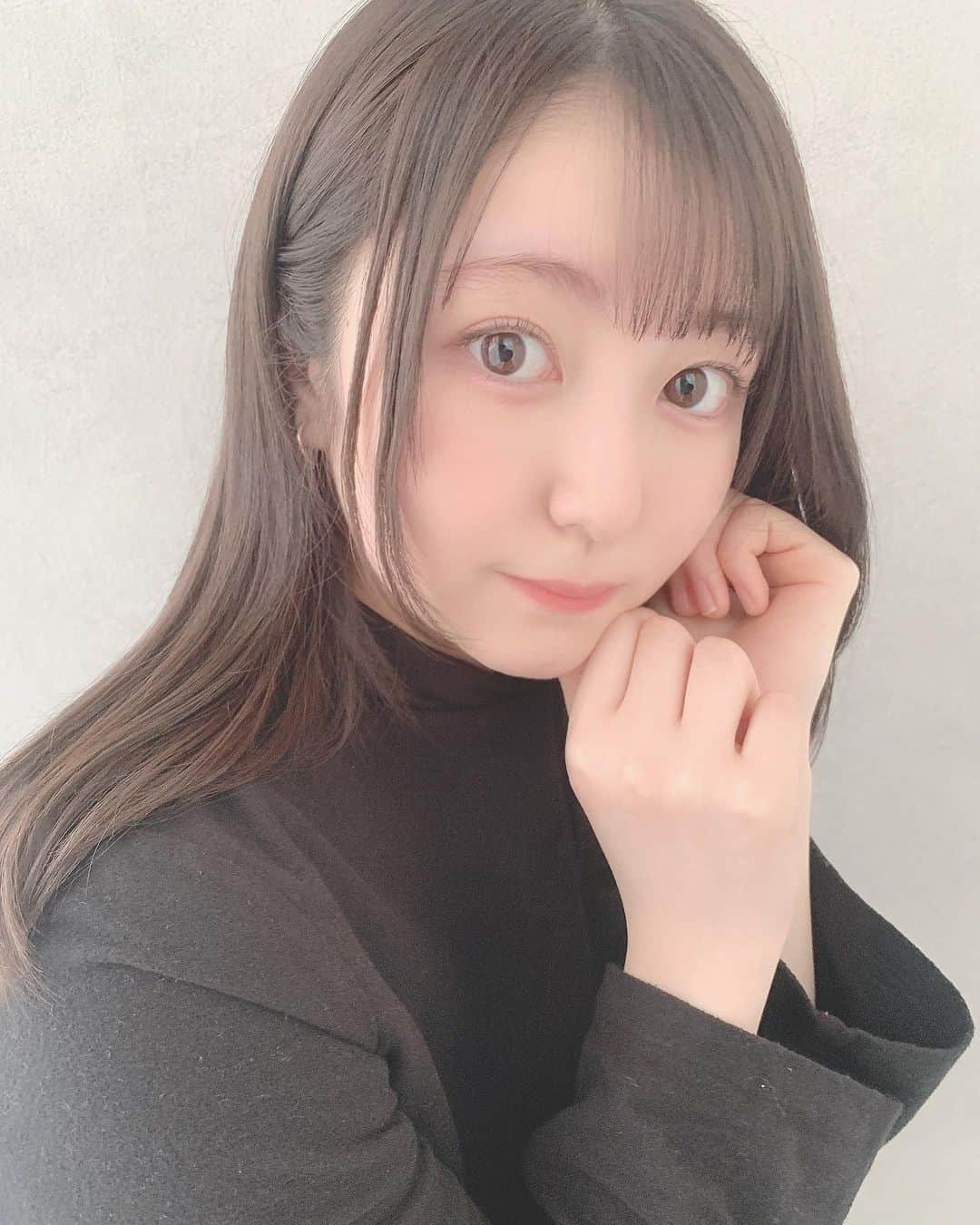 木村美咲のインスタグラム：「この度、アパレルブランド『LIVERTINEAGE』さんとパーカーとネックレスをコラボさせていただくことになりました✨  男性も女性も私服で着て歩けるような私らしいデザインにしました☺️🌸  卒業前に自分のデザインしたお洋服を皆さんに着ていただける日が来るのが夢みたいです...  完全受注販売で、2月受付開始です❤︎お楽しみにっ！」