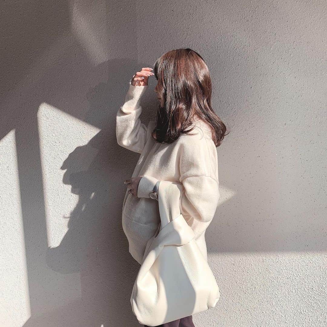のインスタグラム：「ㅤ ㅤ ㅤ 新しいバッグが楽かわいい✨✨✨ ㅤ ㅤ ㅤ ㅤ @florist_zozotown の リバーシブルファートートバッグ✨ ㅤ ㅤ 裏返してレザーとファーで2wayで つかえるよ😍♡♡ ㅤ ㅤ 口も大きいしサッと持てるから めちゃくちゃ楽（笑） ㅤ ㅤ わたしのはホワイトやけど 他のお色も可愛くて見てる途中♡ ㅤ グレーもかわいかったな♡♡ ㅤ ㅤ ㅤ  #florist #バッグ #トートバッグ #ファー #ファーバッグ #レザー #レザーバッグ #ホワイトコーデ #ホワイトバッグ #白コーデ #白バッグ #リバーシブル #2way」