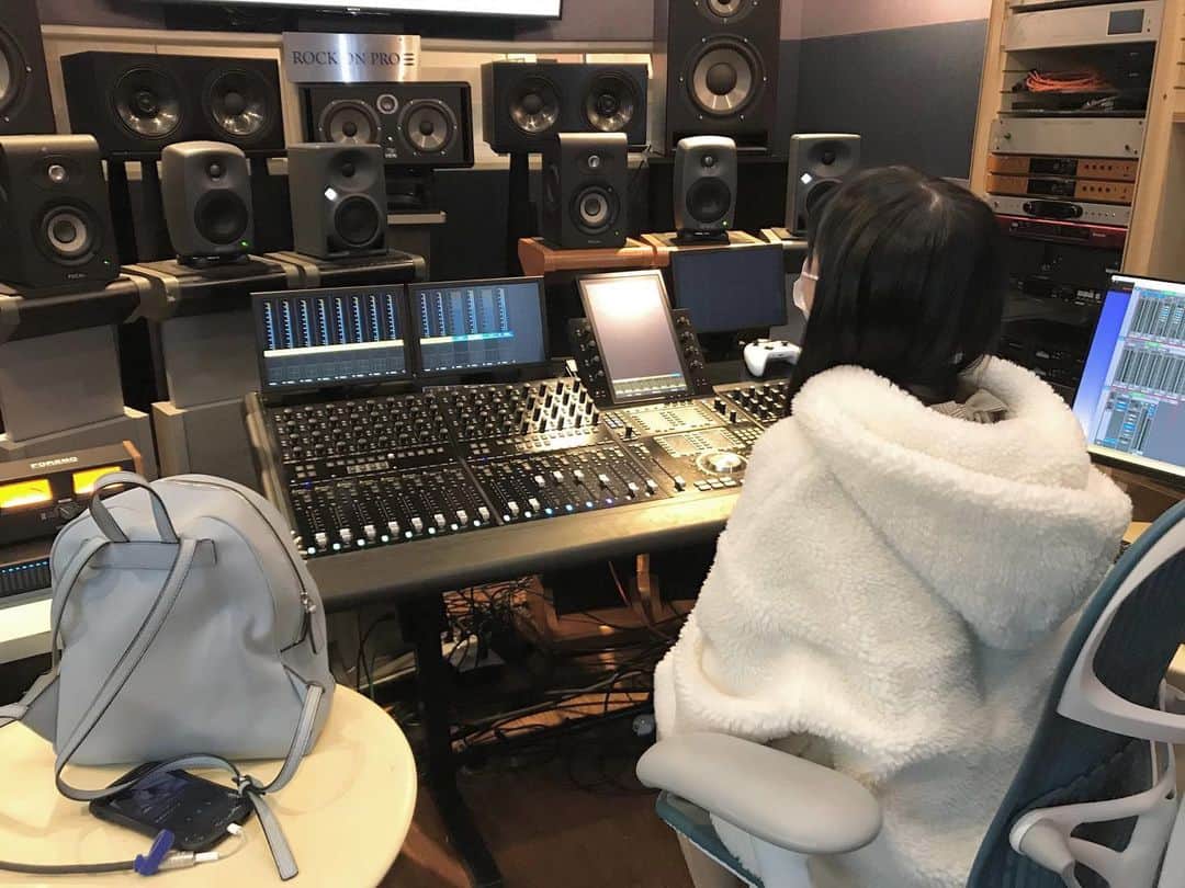 百合香（yurika）のインスタグラム：「聴き比べ　#機材 #モニタースピーカー #憧れる #genelec #お気に入り」