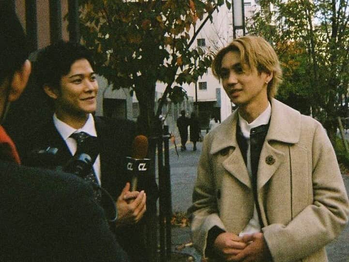 「年の差婚」ドラマイズム【公式】のインスタグラム：「. ／ #年の差婚 💗 ＣＬさんに密着いただきました🥰🥰 ＼  ４話も大絶賛配信中🌹🛀✨ https://tver.jp/corner/f0065350  ショーン(#吉野北人)と岩谷さんの スペシャルコラボ是非チェック下さいね☟ @cl_official_acc  (本日21時に配信されるようです🎶)  #岩谷翔吾 #THERAMPAGE  #ショーンキュン #ほっこりキュン #葵わかな #竹財輝之助 #松本若菜 #小野寺晃良 #吉野北人 #河井青葉 #徳井優 #吹越満 #原因は自分にある。#hankun #ドラマイズム」