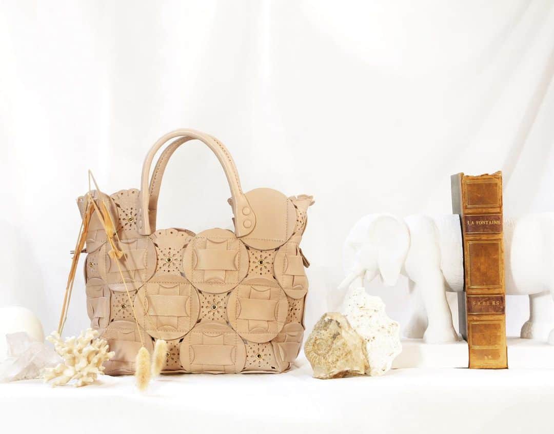 ジャマンピュエッシュのインスタグラム：「An entirely handmade Rosalinda PM in a subtle beige colour is available now on sales up to -30% off.」